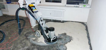 Mit dem Ewering Asbestschleifverfahren sanieren wir asbestbelastete Bodenplatten.