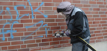Mit einem speziellem Sandstrahlverfahren reinigen wir Untergründe schonend & entfernen Graffitis oder Beschmutzungen.