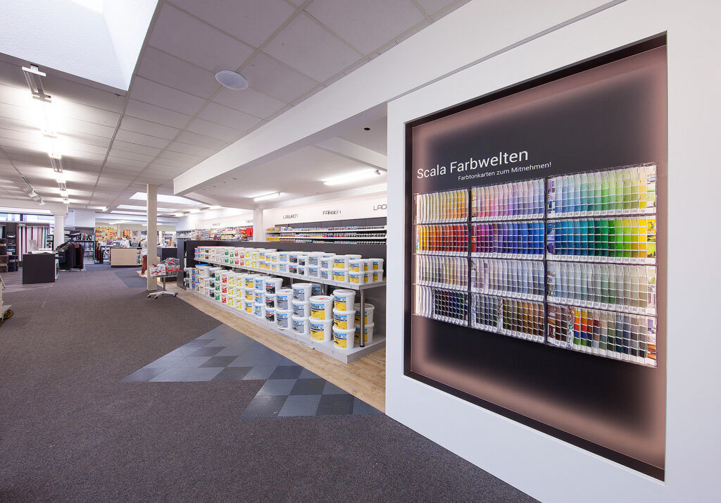 Ewering-Fachmarkt mit Scala Farbwelten, Farbkartenwand und Regalflächen für Farben und Lacke