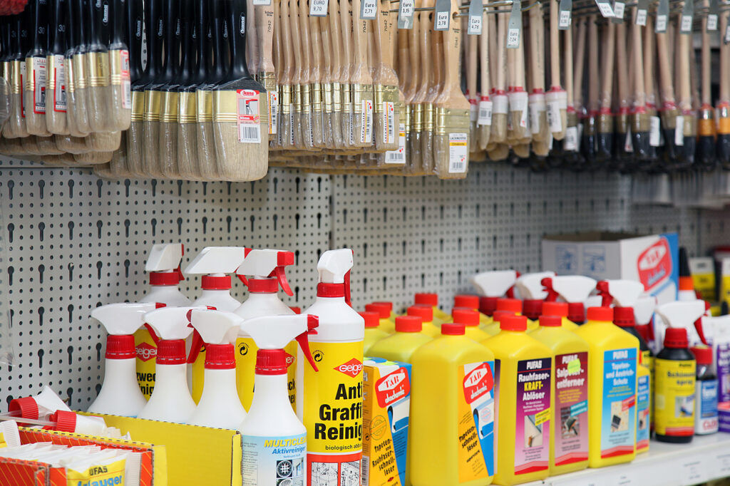 Reinigungsmittel, Pinsel und Malerzubehör im Ewering-Fachmarkt für Renovierung und Raumgestaltung