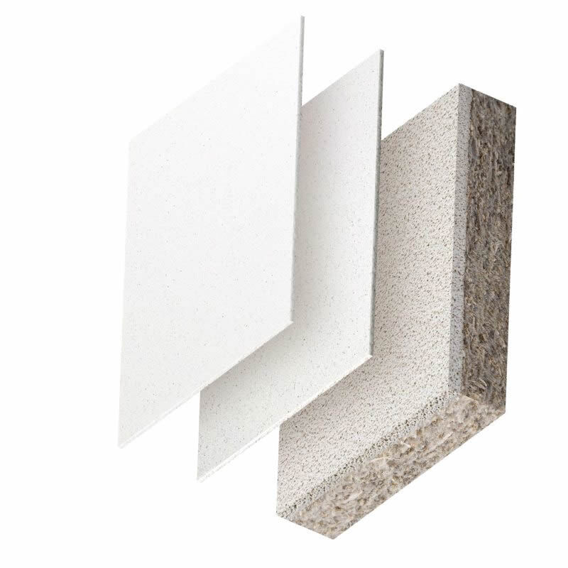 Darstellung des Baswa Akustikplatten Aufbaus als Schichtmodell auf weißem Hintergrund. Mehrere Plattenlagen sind versetzt nebeneinander gezeigt, vorne eine dickere poröse Trägerplatte, dahinter zwei dünnere weiße Schichten und ganz vorne eine glatte weiße Sichtfläche. Die Grafik zeigt den mehrlagigen Aufbau einer Baswa Akustiklösung.
