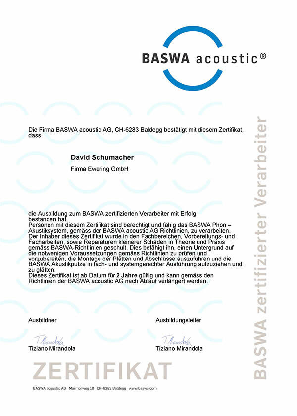 Zertifikat von BASWA acoustic mit Logo oben und der Bestätigung, dass David Schumacher von der Firma Ewering GmbH die Ausbildung zum BASWA zertifizierten Verarbeiter erfolgreich bestanden hat. Unten stehen Unterschriftenfelder und groß das Wort „ZERTIFIKAT“, am Rand ist „BASWA zertifizierter Verarbeiter“ vertikal gedruckt.