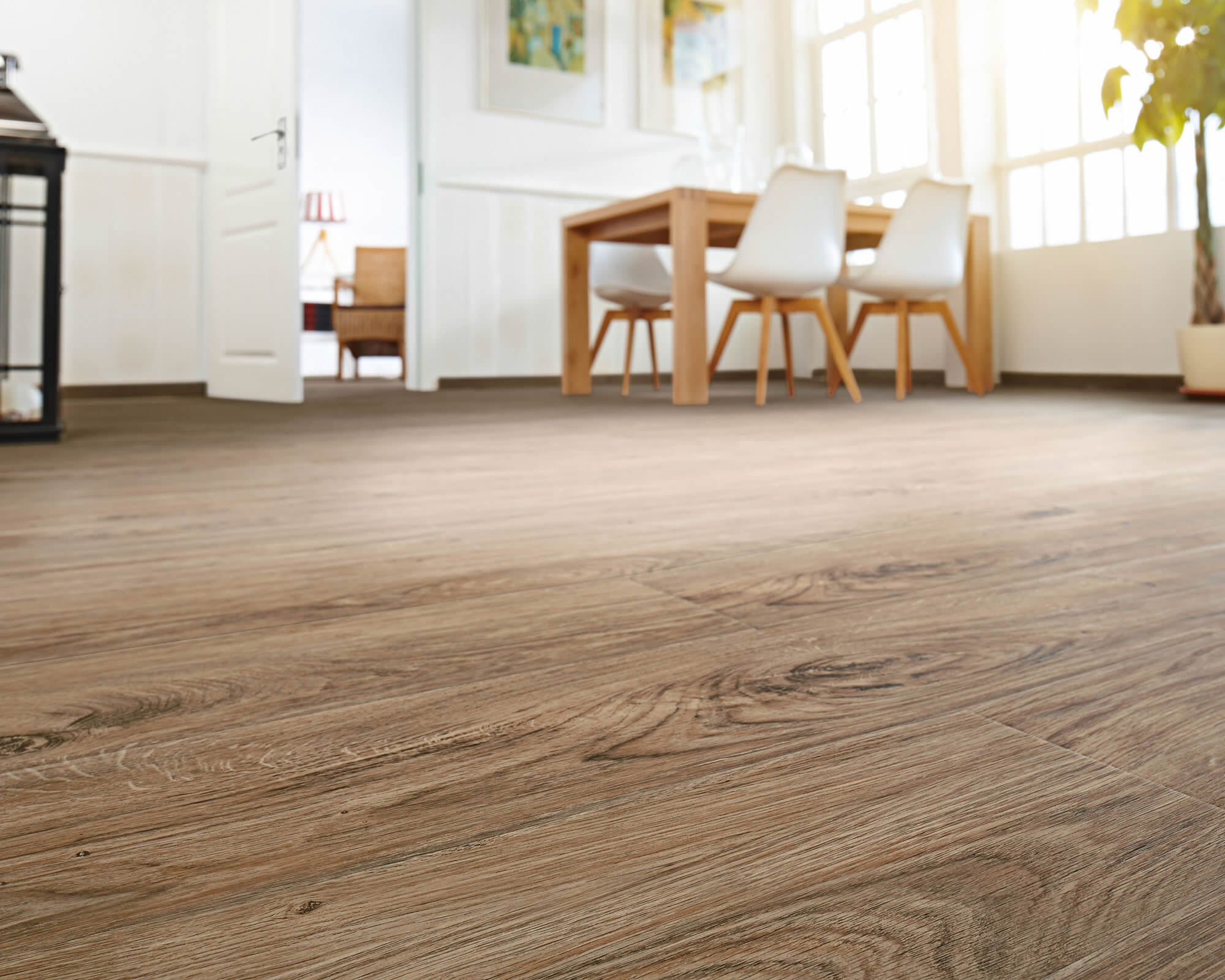 Ein Esszimmer wo der Holzboden im Vordergrund steht.