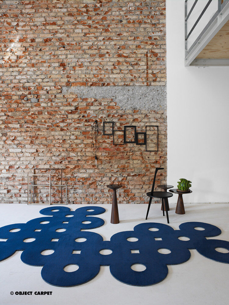 Gestaltete Wartezone mit blauem Object Carpet Teppich und markanter Formgebung. Das Bild zeigt hochwertige Teppichlösungen als Teil moderner Bodenbelagsarbeiten.