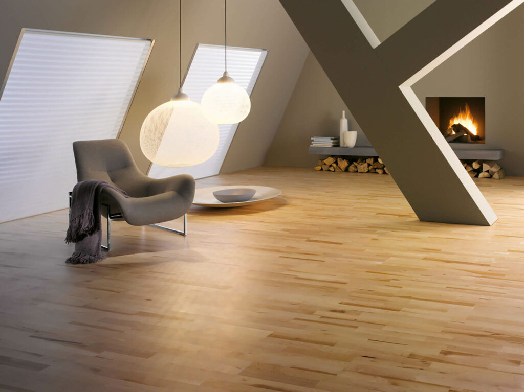 Wohnzimmer mit Parador-Designboden in heller Holzoptik und Designermöbeln - Bodenbelagsarbeiten