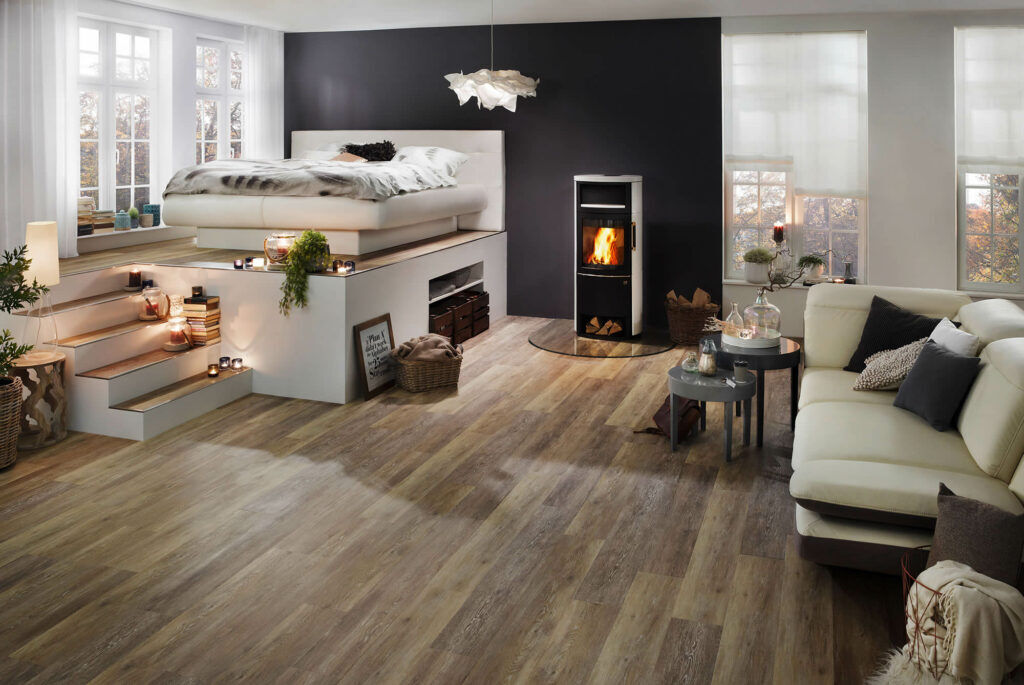 Schlafzimmer mit Project-Floors-Designboden in warmer Holzoptik und Doppelbett - Bodenbelagsarbeiten