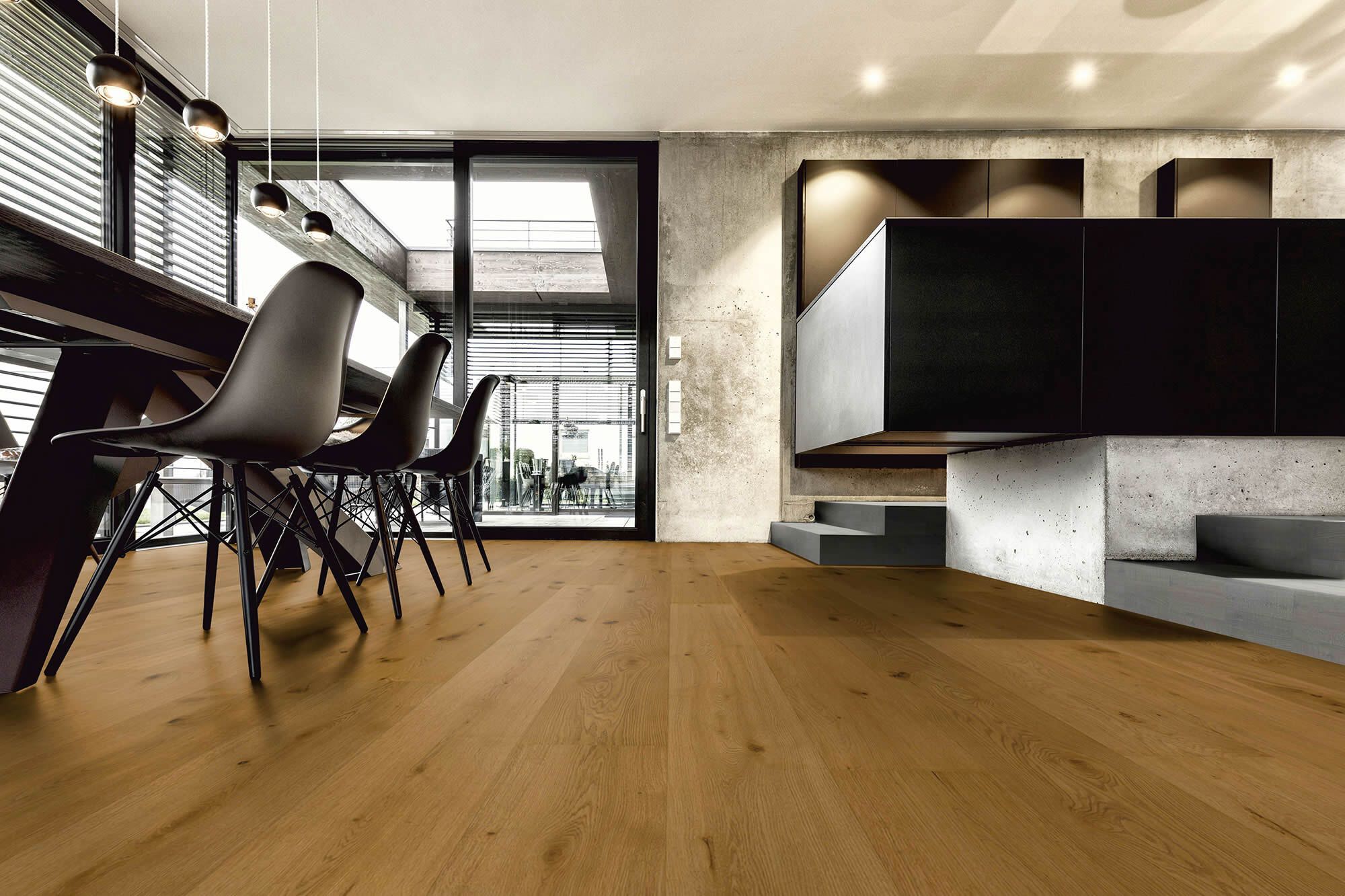 Modernes Esszimmer mit hochwertig verlegtem ter Hürne Parkett in Eichenoptik. Das Bild zeigt sauber ausgeführte Bodenbelagsarbeiten mit natürlicher und hochwertiger Raumwirkung.