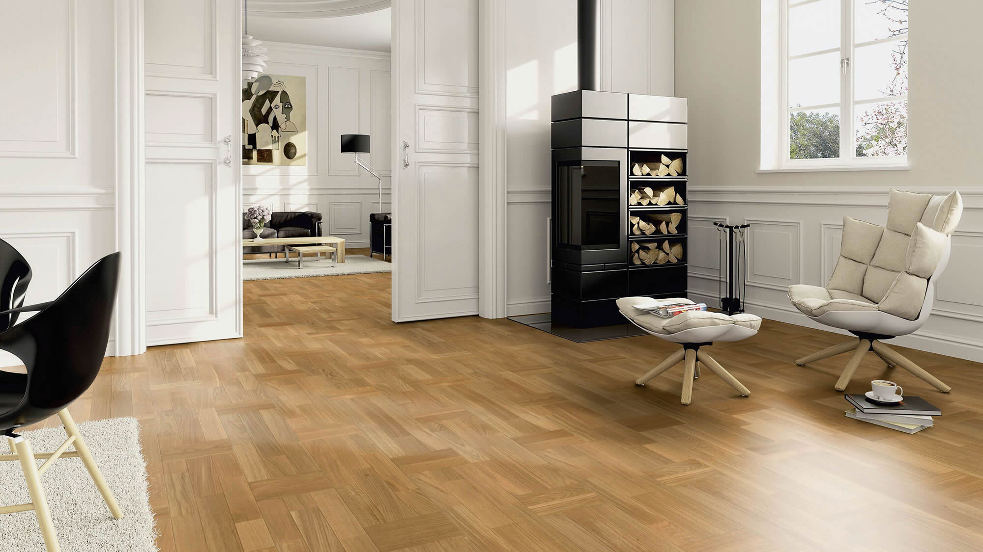 Helles Wohnzimmer mit hochwertig verlegtem Parkettboden, Kaminbereich und klassischer Wandgestaltung. Das Bild zeigt sauber ausgeführte Bodenbelagsarbeiten mit eleganter, warmer und gepflegter Raumwirkung.