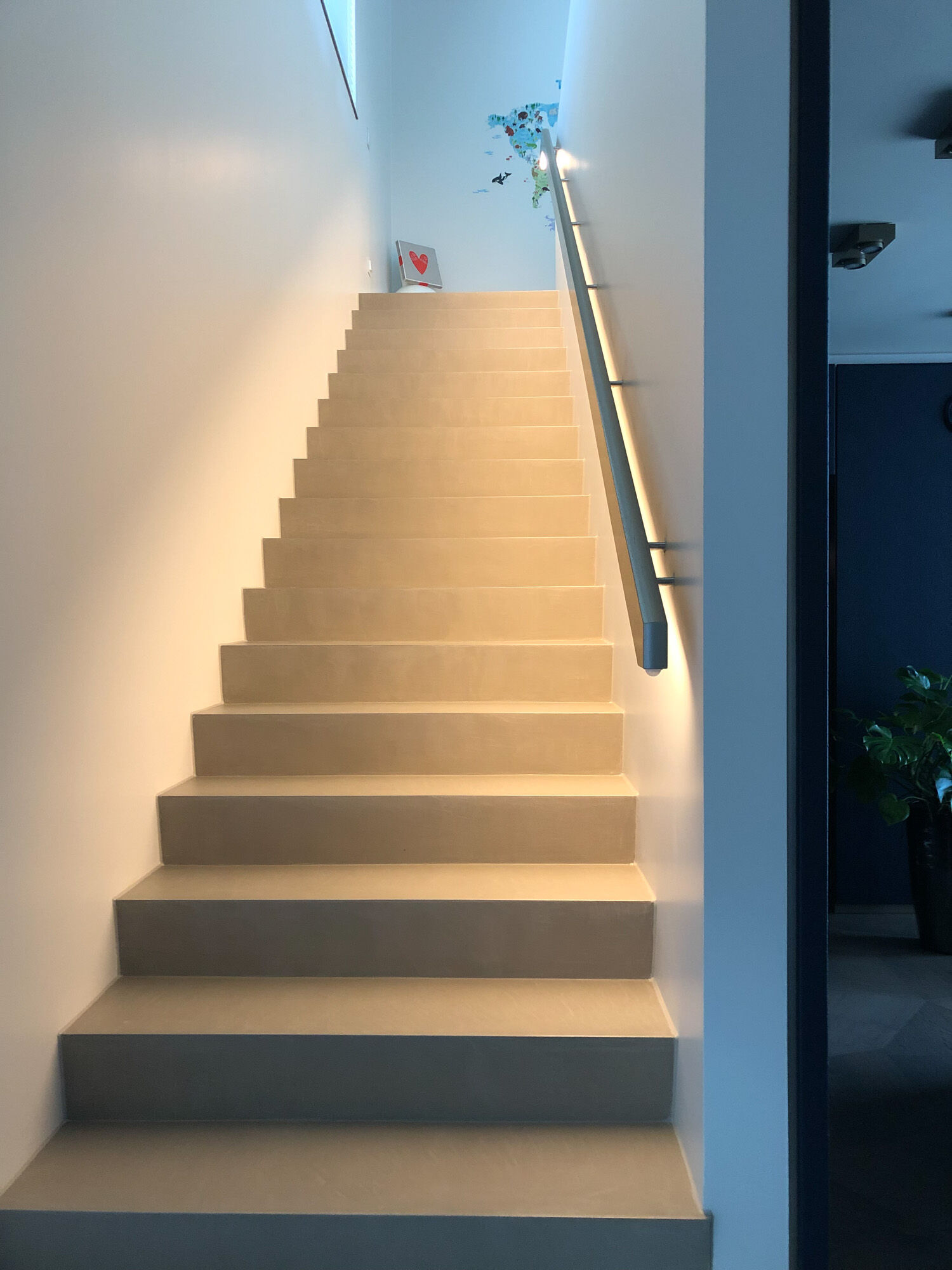 Detailaufnahme der Frescolori-Treppenstufen mit fugenlosem Ãœbergang zur Wand - Exklusivarbeiten