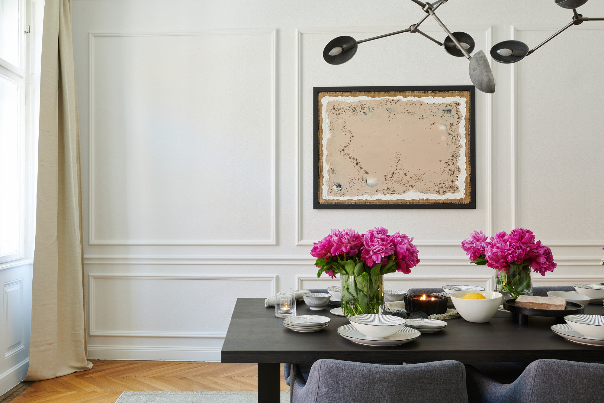 Esszimmer mit weißen Stuckleisten an Decke und Wandfeldern in heller Wandfarbe - Exklusivarbeiten