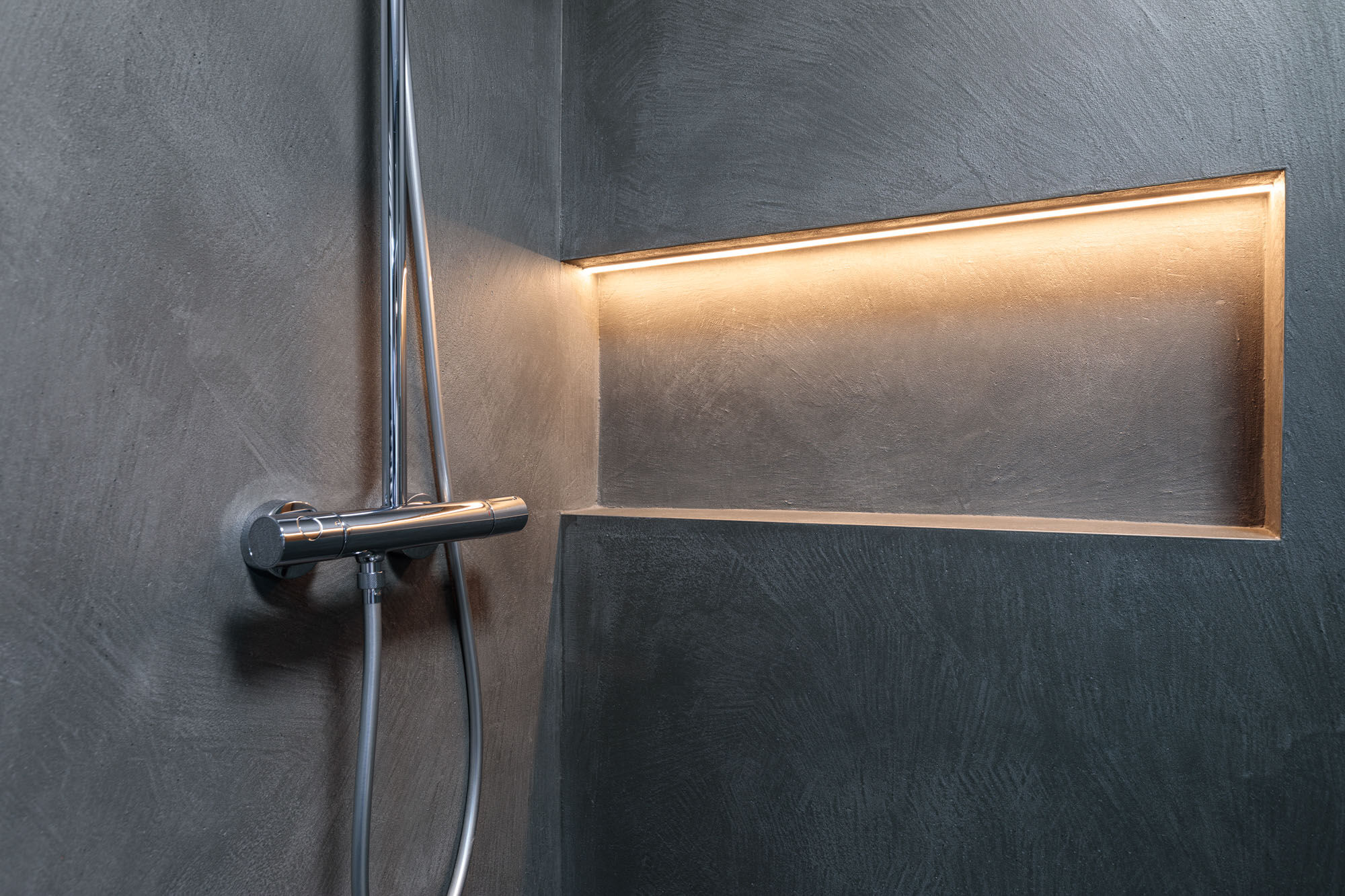 Fugenloses Badezimmer mit Frescolori-Wandgestaltung und integriertem Waschbecken - Fugenloses Bad