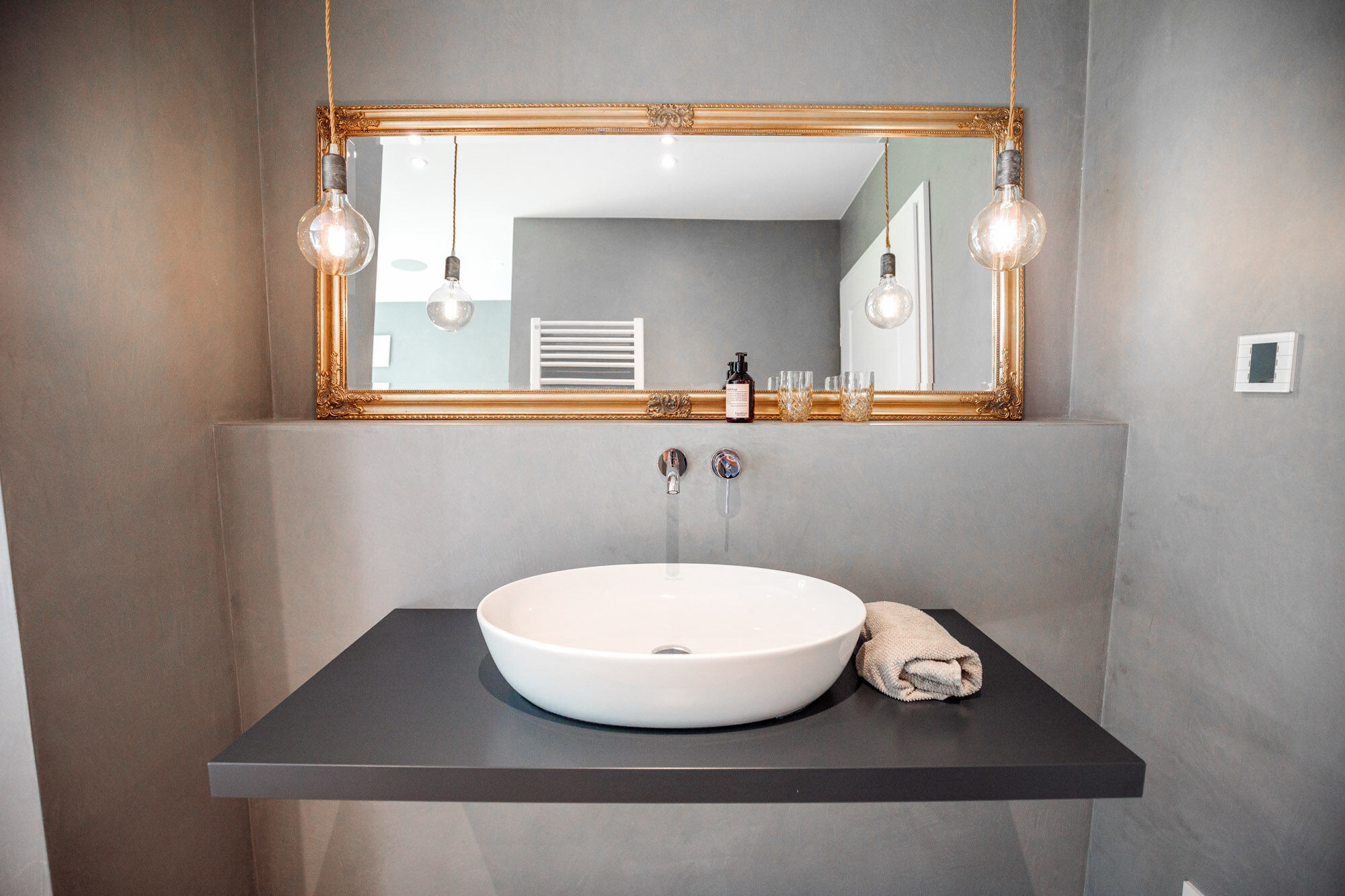 Designer-Bad mit hellgrauer Frescolori-Spachteltechnik und Walk-in-Dusche - Fugenloses Bad