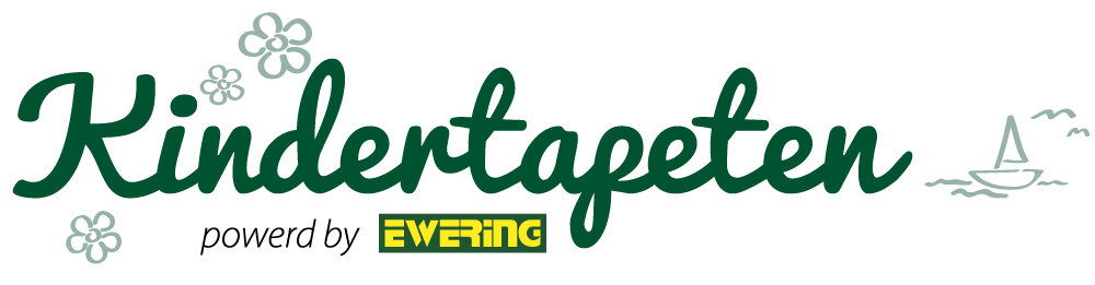 Logo „Kindertapeten powered by Ewering“ mit grüner Schrift, Ewering-Logo sowie kleinen Blumen- und Boot-Illustrationen