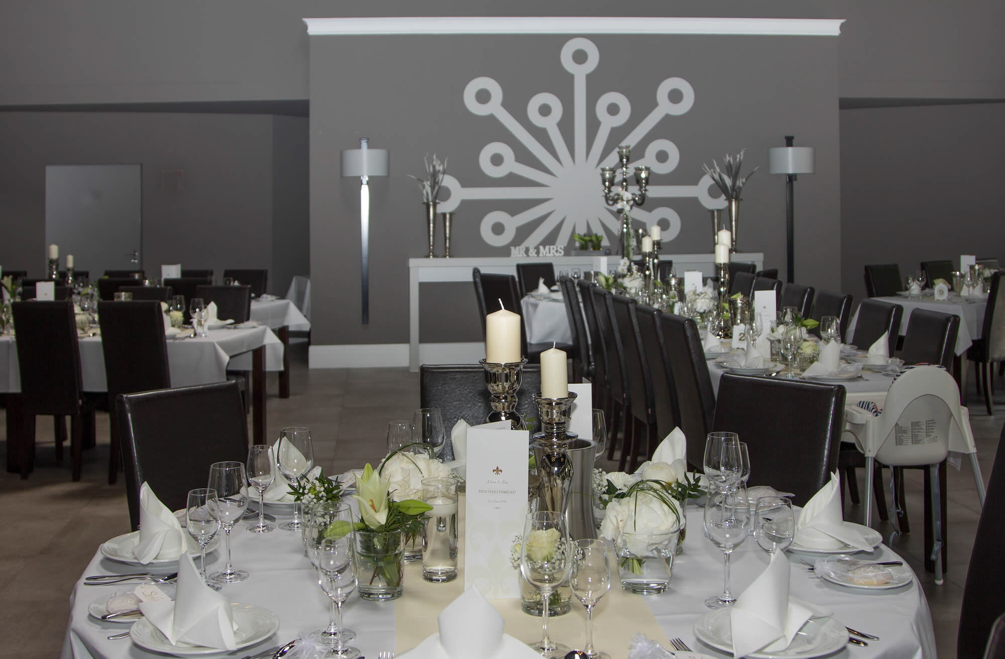 Festsaal mit Hochzeitsdekoration in der Eventlocation, Crespello Hochmoor