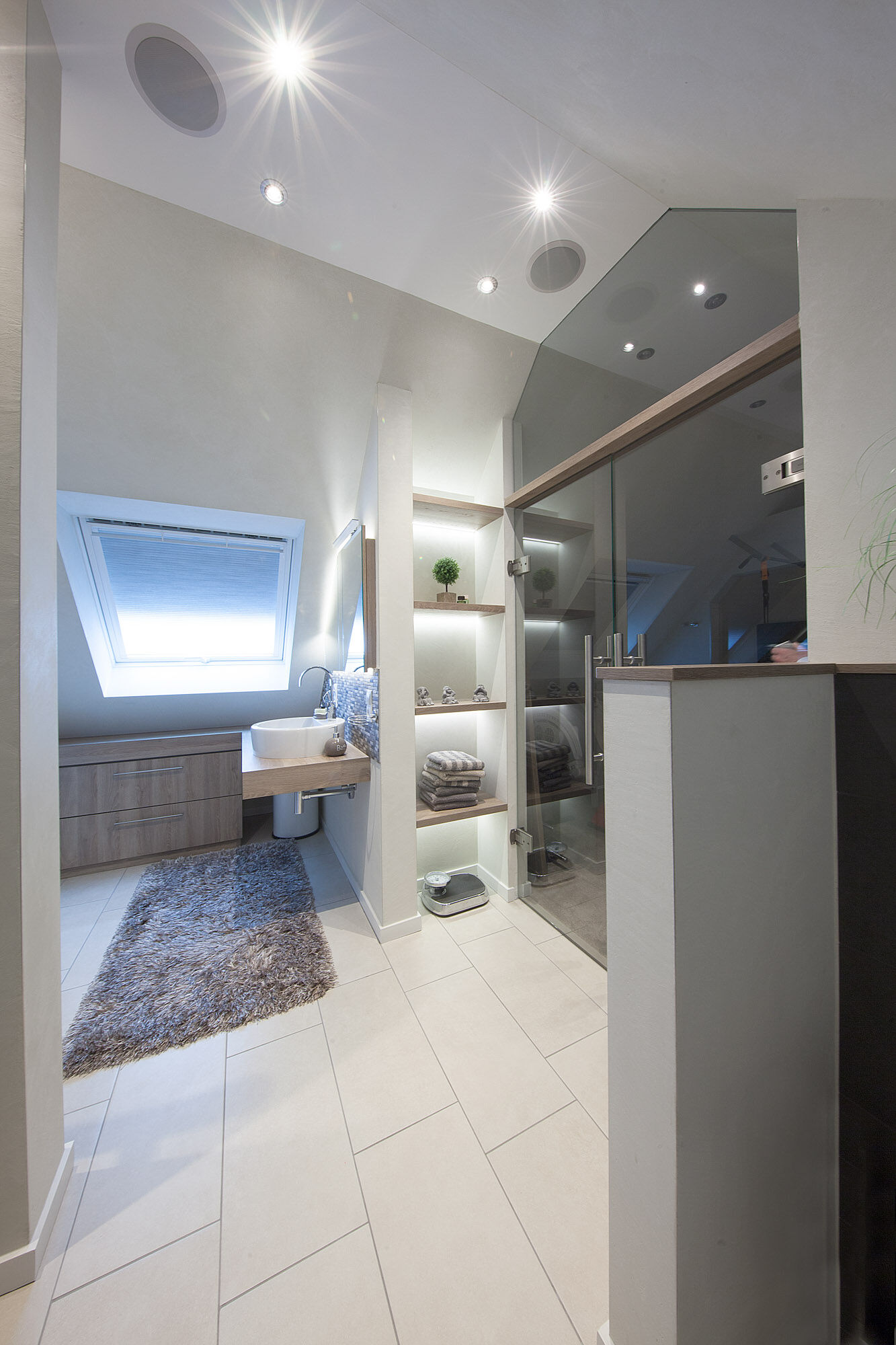 Großes Dachbad mit Wellness-Integration, Sauna und Duschbereich – Exklusives Frescolori-Badezimmer