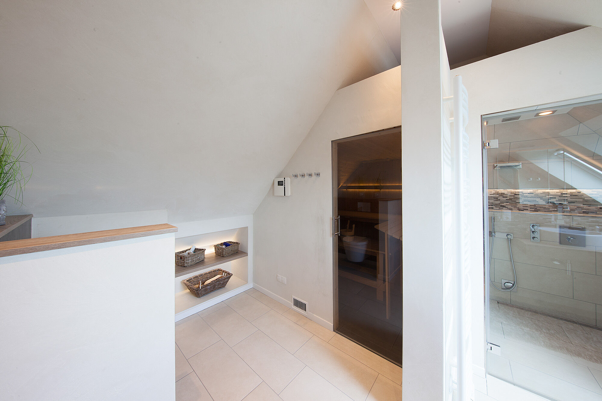 Dachbad mit integrierter Sauna und moderner Duschzone – Exklusives Frescolori-Badezimmer