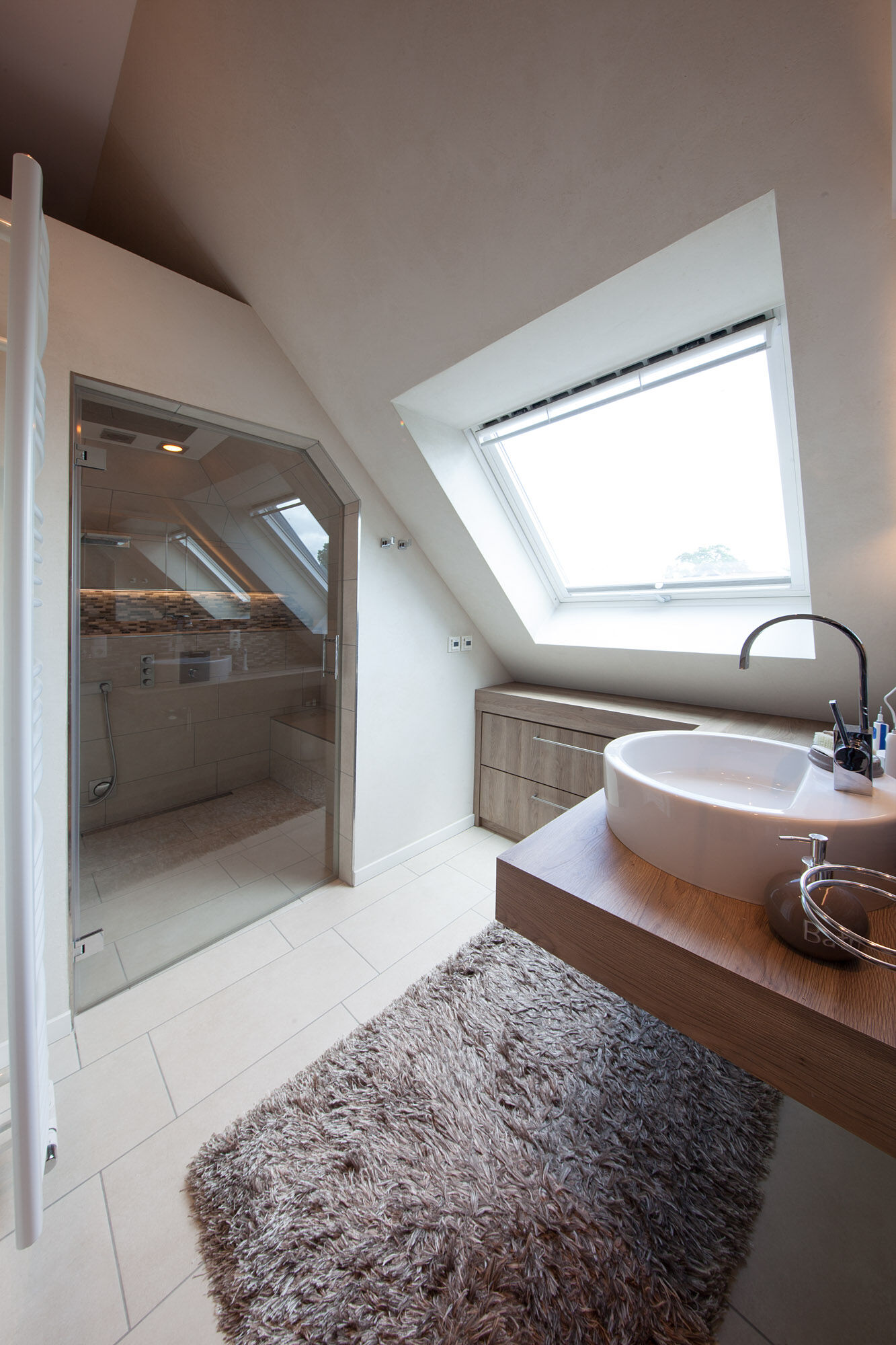 Dachbad mit rundem Waschtisch, begehbarer Dusche und Dachfenster – Exklusives Frescolori-Badezimmer