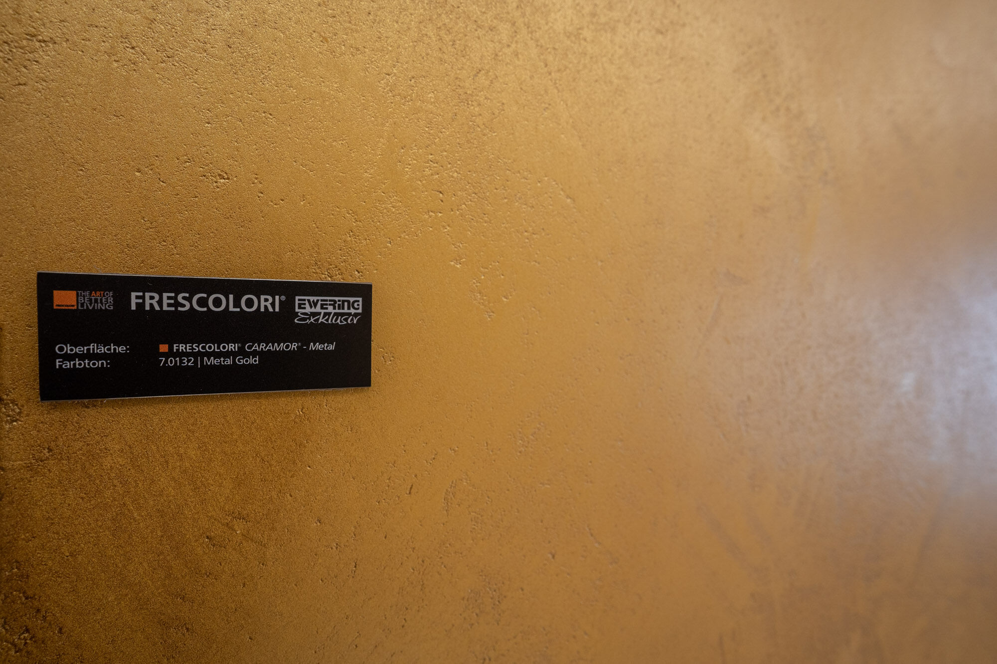Produktdetail Frescolori Caramor Metal Gold mit Oberflächenstruktur – Exklusives Frescolori-Badezimmer