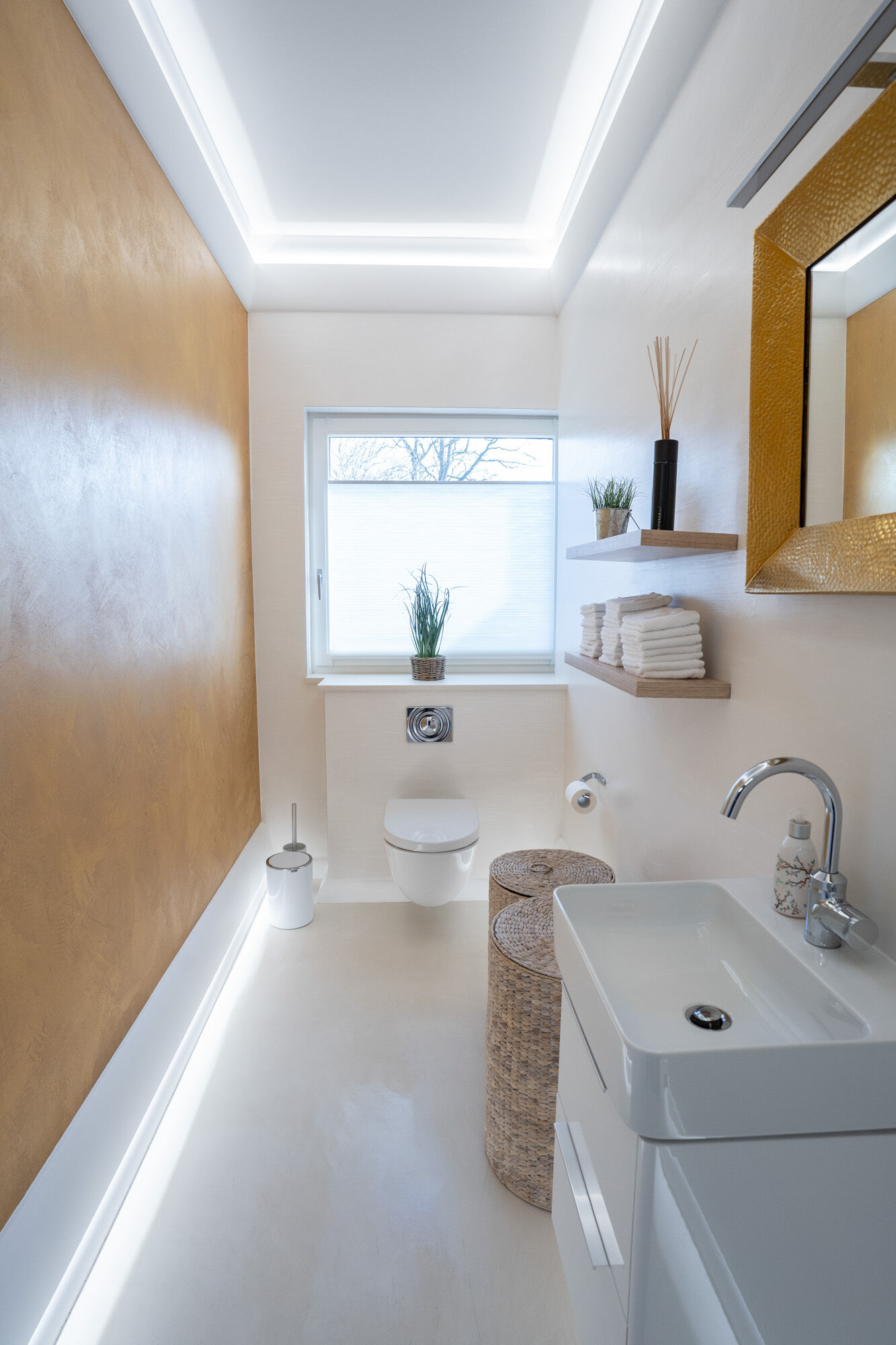 Gästebad mit goldener Frescolori-Wand und edler Ausstattung, Exklusive Frescolori Badezimmer