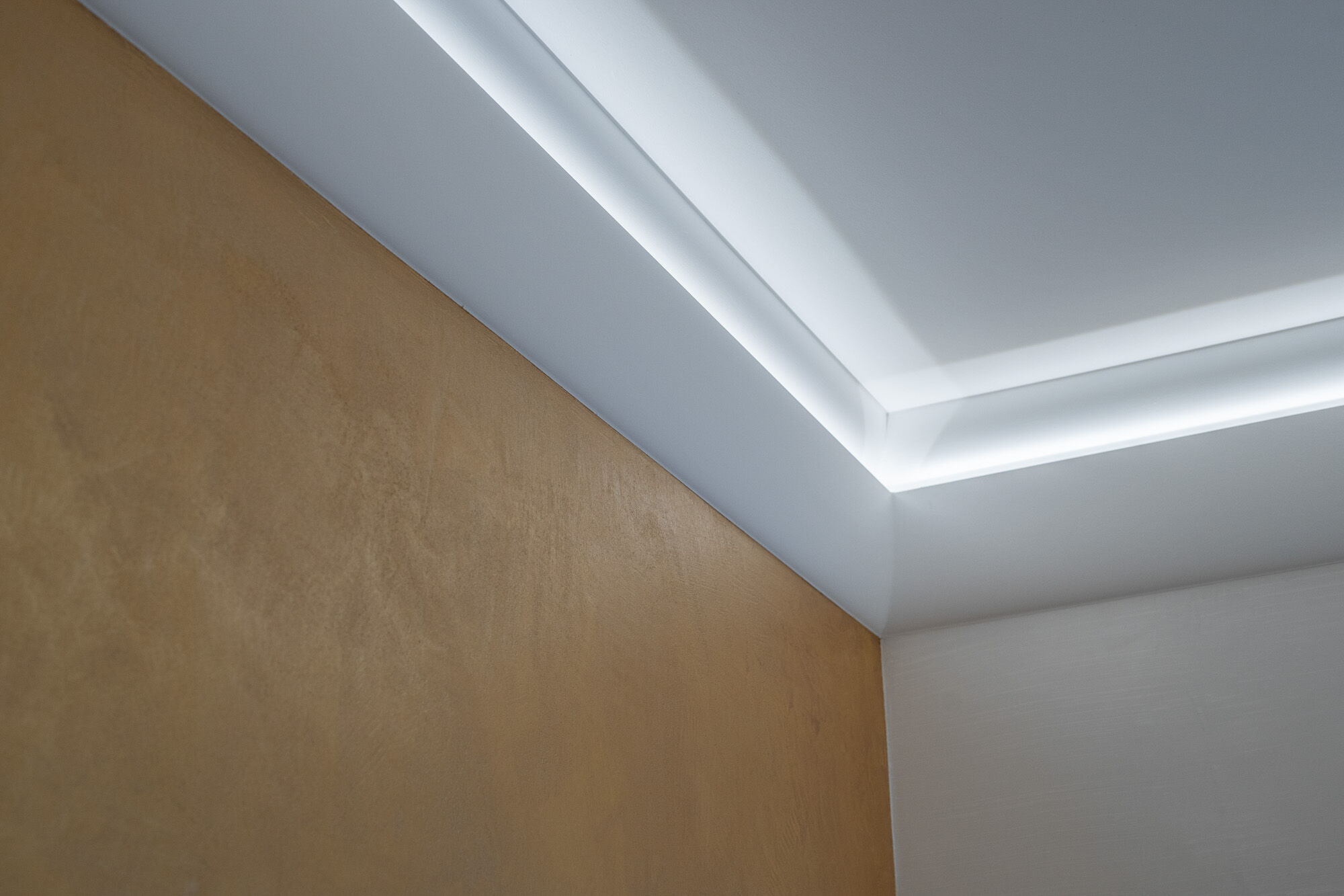 Detail einer goldenen Frescolori-Wandoberfläche mit LED-Beleuchtung – Exklusives Frescolori-Badezimmer