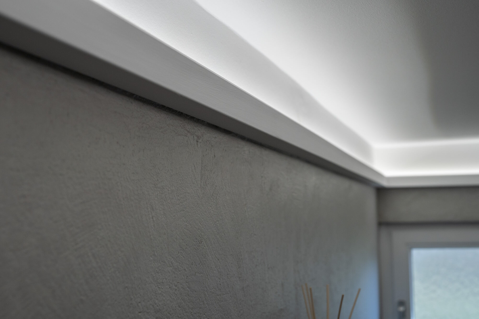Detail einer modernen grauen Frescolori-Wandfläche mit LED-Lichtvoute – Exklusives Frescolori-Badezimmer