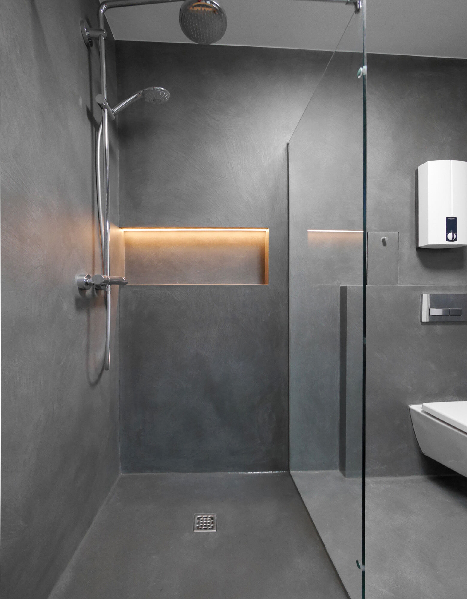 Walk-in Dusche mit goldener Nische, Regenduschkopf und Glasabtrennungen – Exklusives Frescolori-Badezimmer