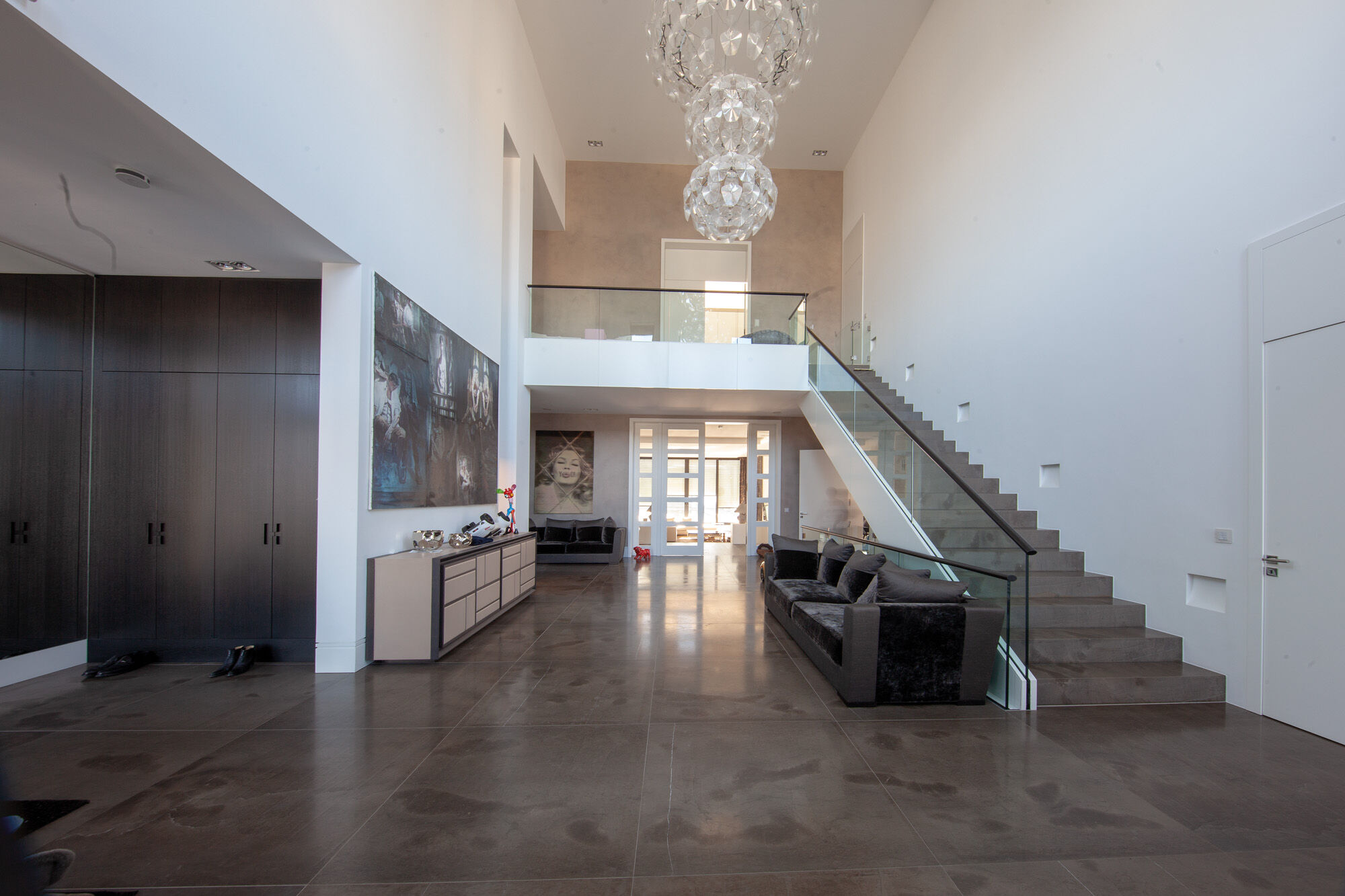 Foyer mit Treppe und Gesamtansicht der Stadtvilla, Exklusive Stadtvilla