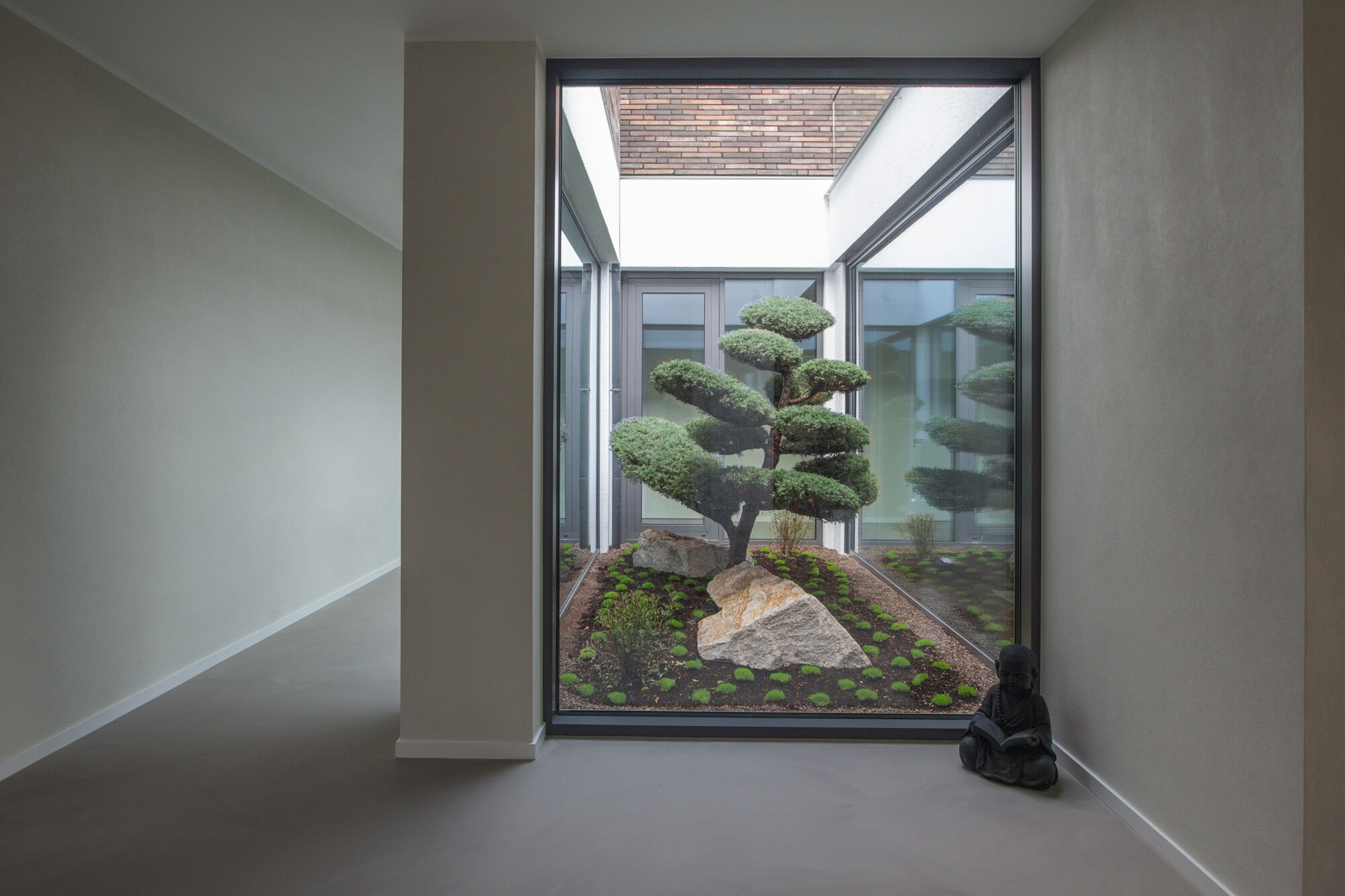 Atrium mit Innenhof und Formschnittbaum im Wohnhaus, Exklusives Wohnhaus Münsterland