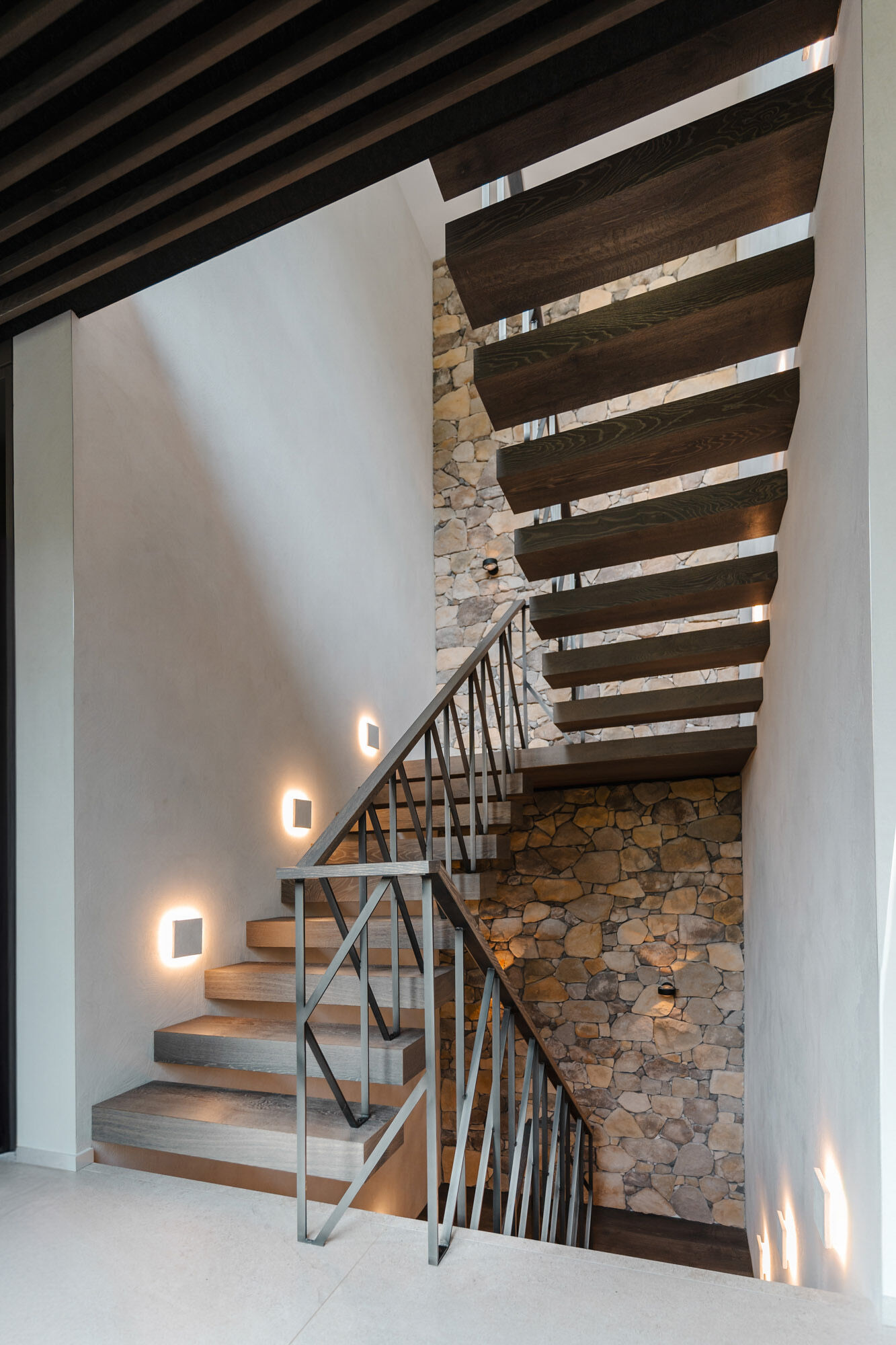 Fassade mit Terrasse in Naturstein und Putz, Exklusives Wohnhaus Naturstein Putz