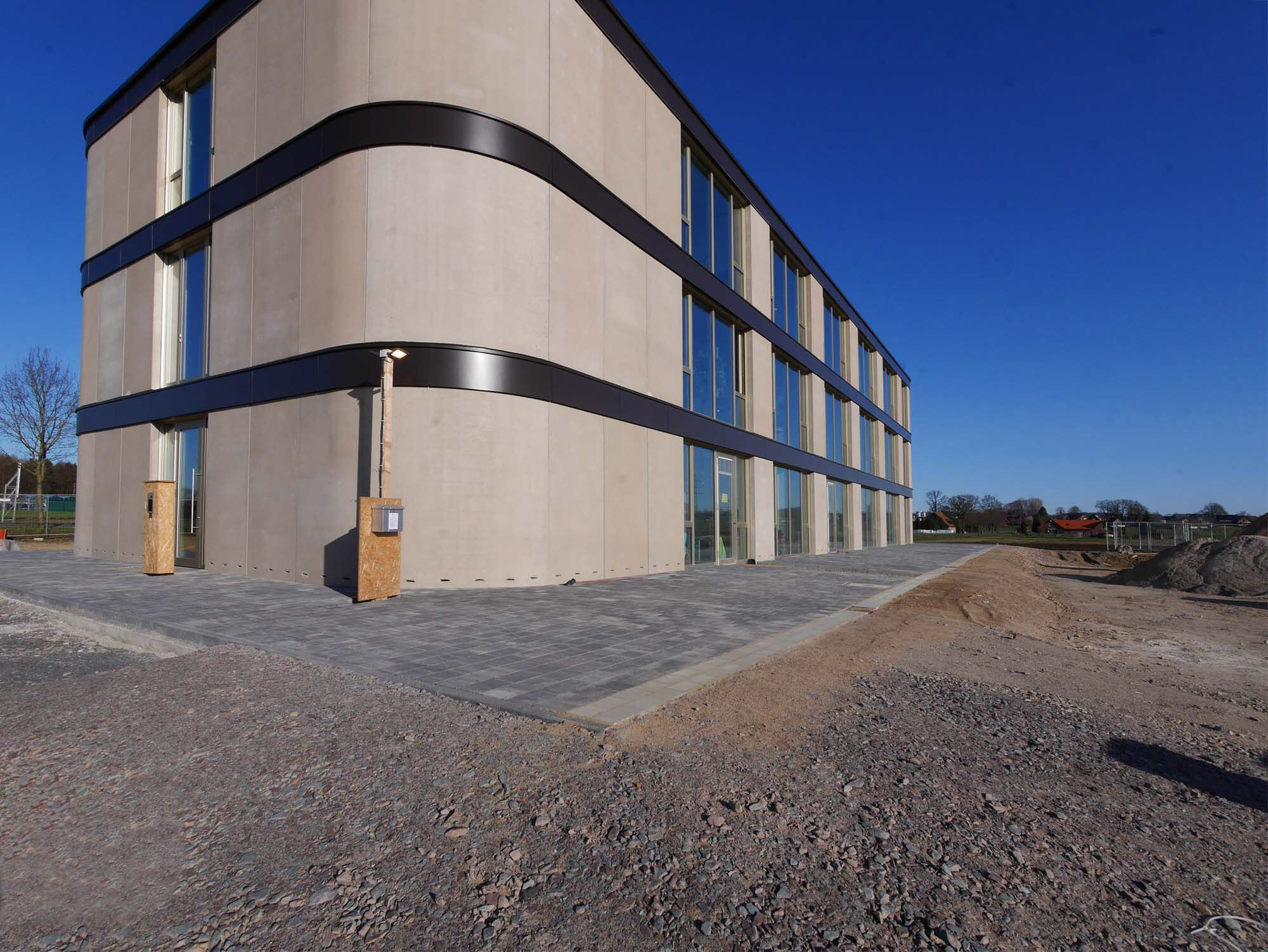 Eckansicht des modernen IDPM-Gebäudes B von außen, IDPM Gebäude B