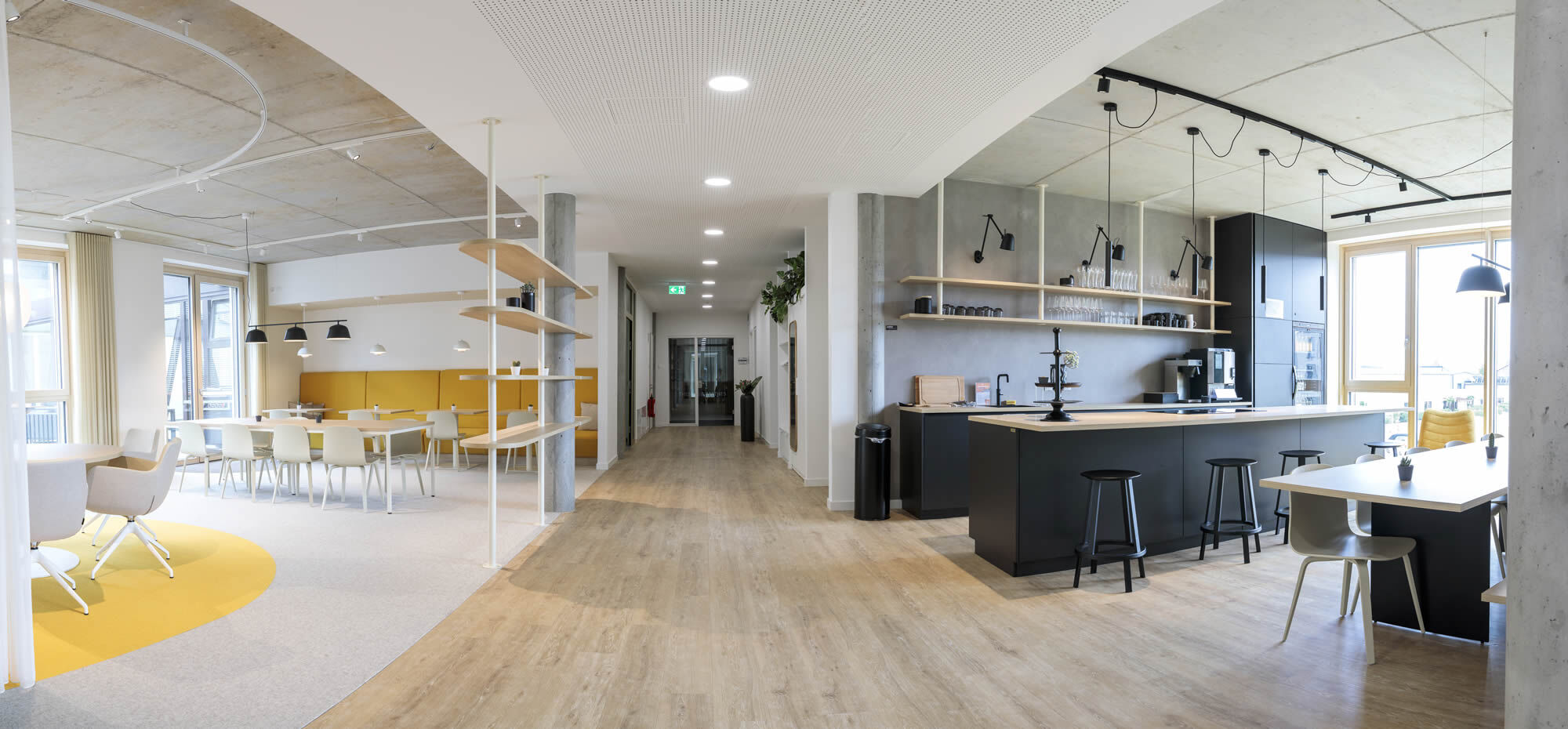 Aufenthaltsbereich mit Bürokueche und Essbereich im offenen Raum, Innenraumgestaltung Bürokueche