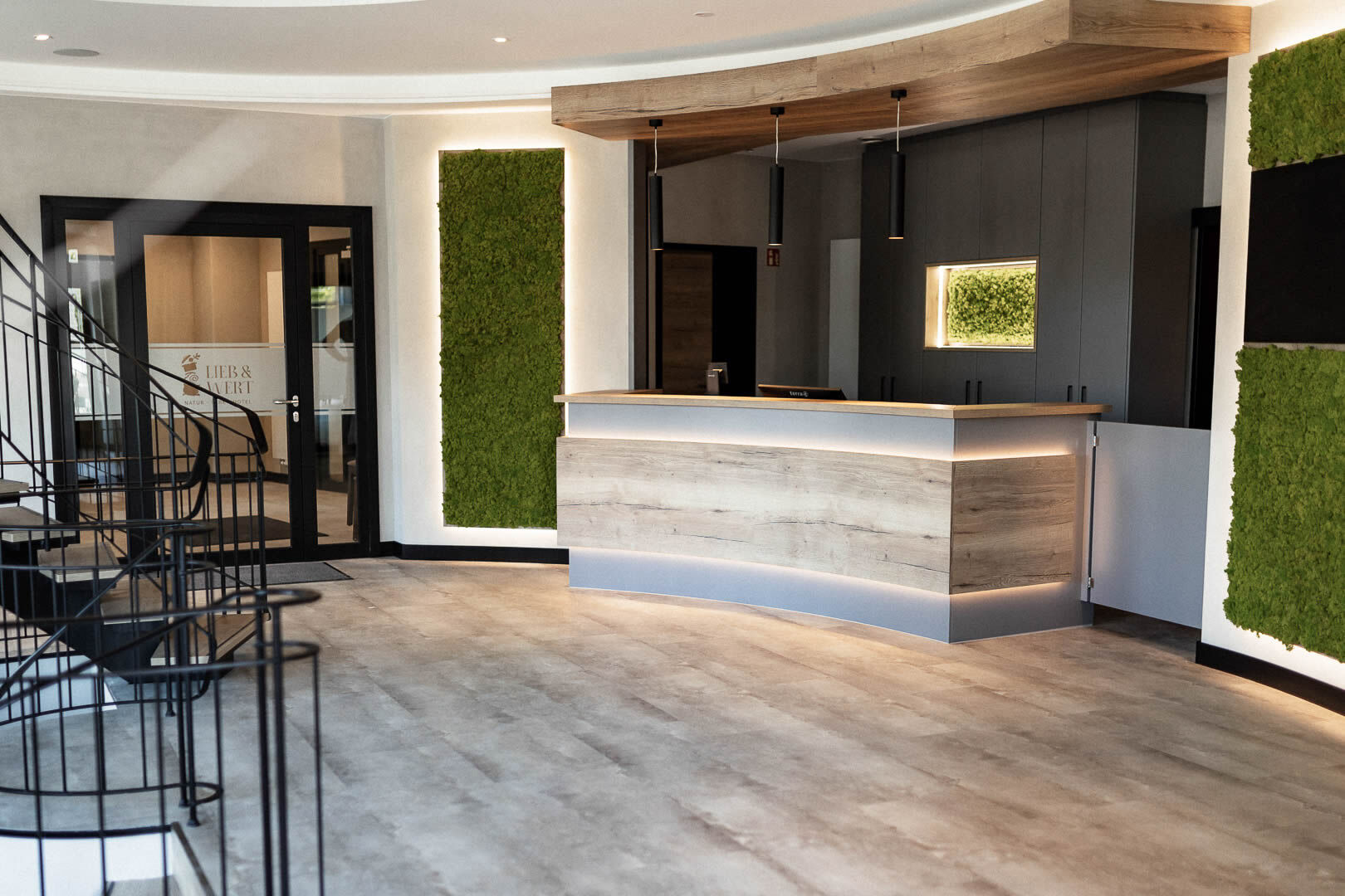 Empfangsbereich mit Holztheke und Mooswand, Innenraumgestaltung Empfangsbereich