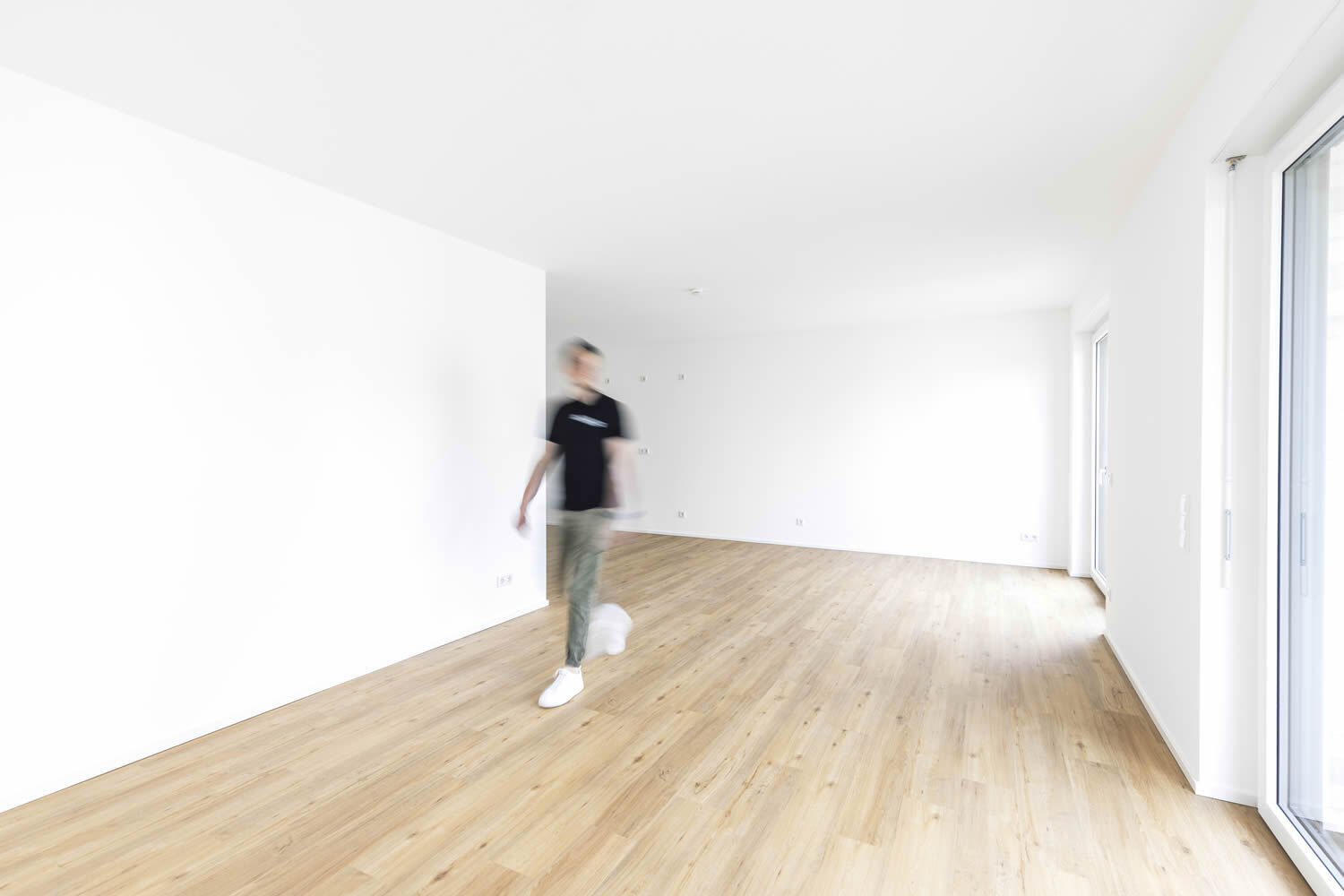 Wohnraum mit weißen Wänden, Raufaser und Vinylboden in Eiche, Malerarbeiten Wohnraum Ewering