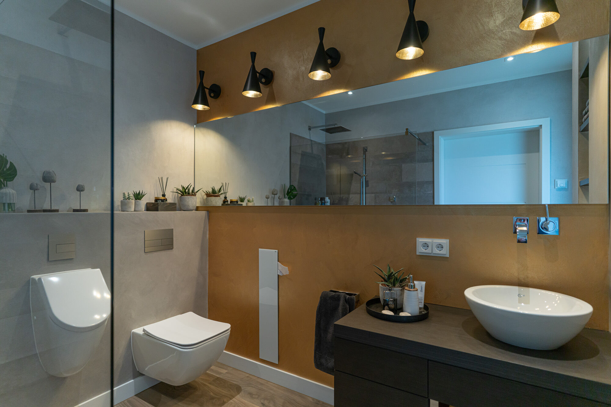 Badezimmer mit Frescolori-Wand in Gold im Einfamilienhaus, Modernes Einfamilienhaus