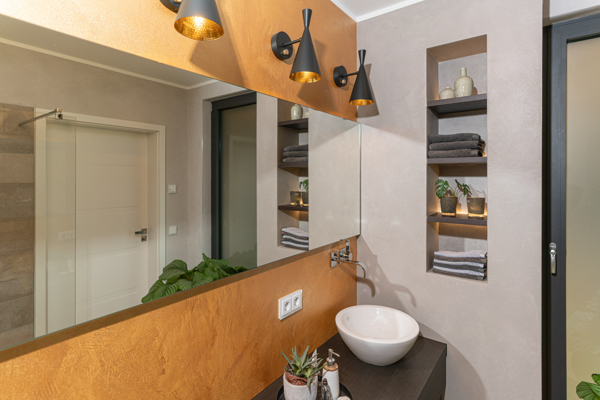 Frescolori-Putzwand in Goldoptik im Einfamilienhaus, Modernes Einfamilienhaus