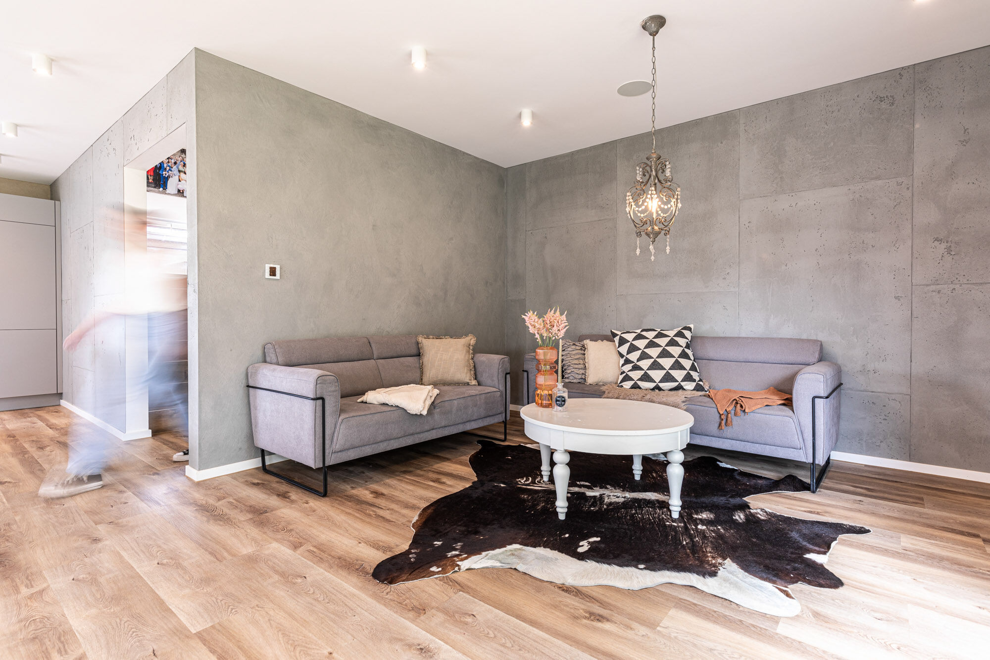 Wohnzimmer mit Frescolori-Wänden im Wohnhaus Heiden, Modernes Wohnhaus Heiden