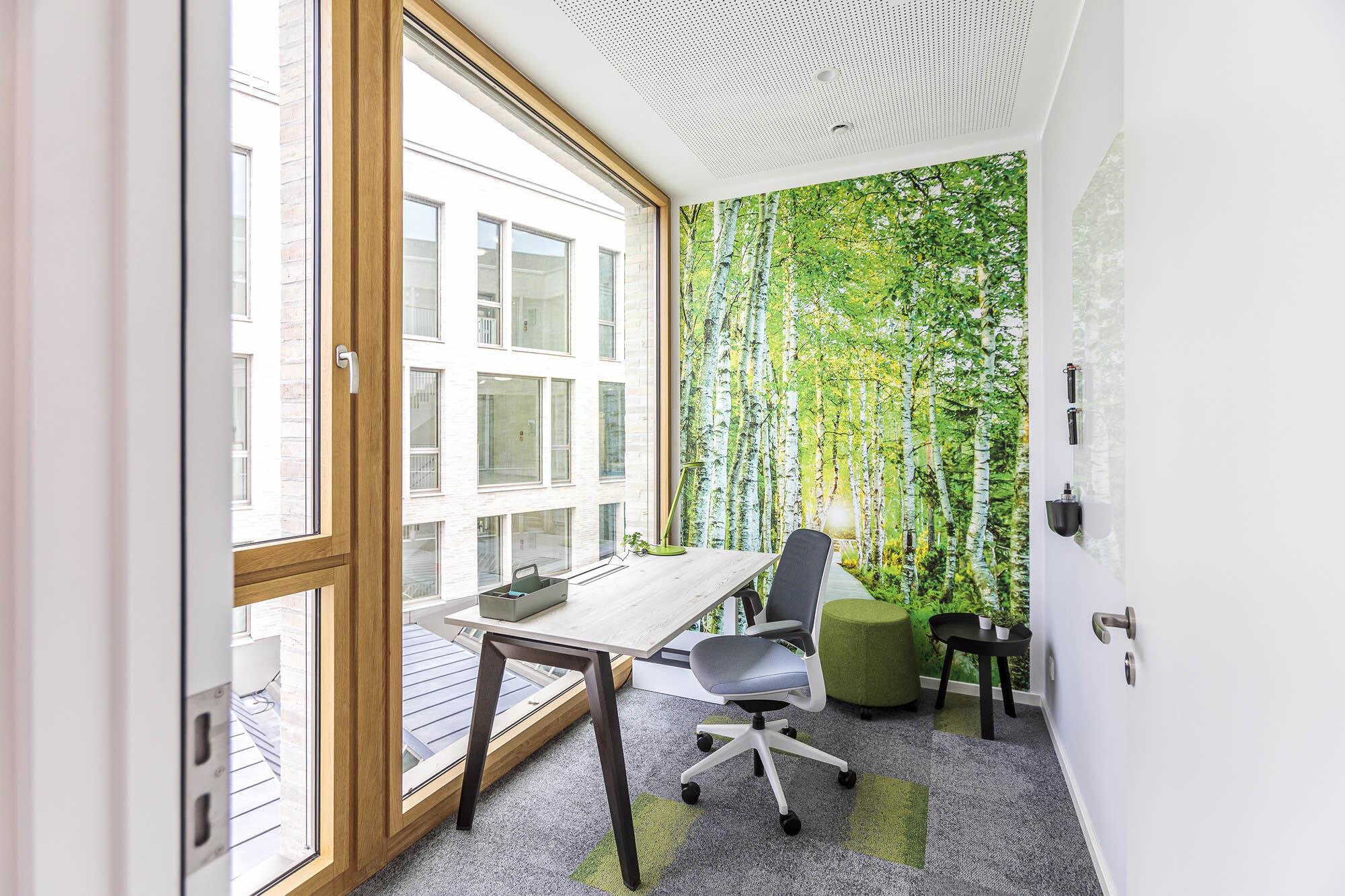 Arbeitsnische mit Birkenwald-Fototapete und Einzelarbeitsplatz, Stadtsparkasse Bocholt Etage 3