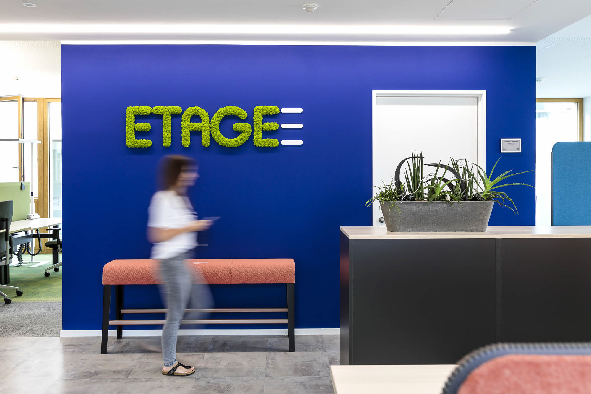 Empfangsbereich mit Markenwand in der Stadtsparkasse Bocholt, Stadtsparkasse Bocholt Etage 3