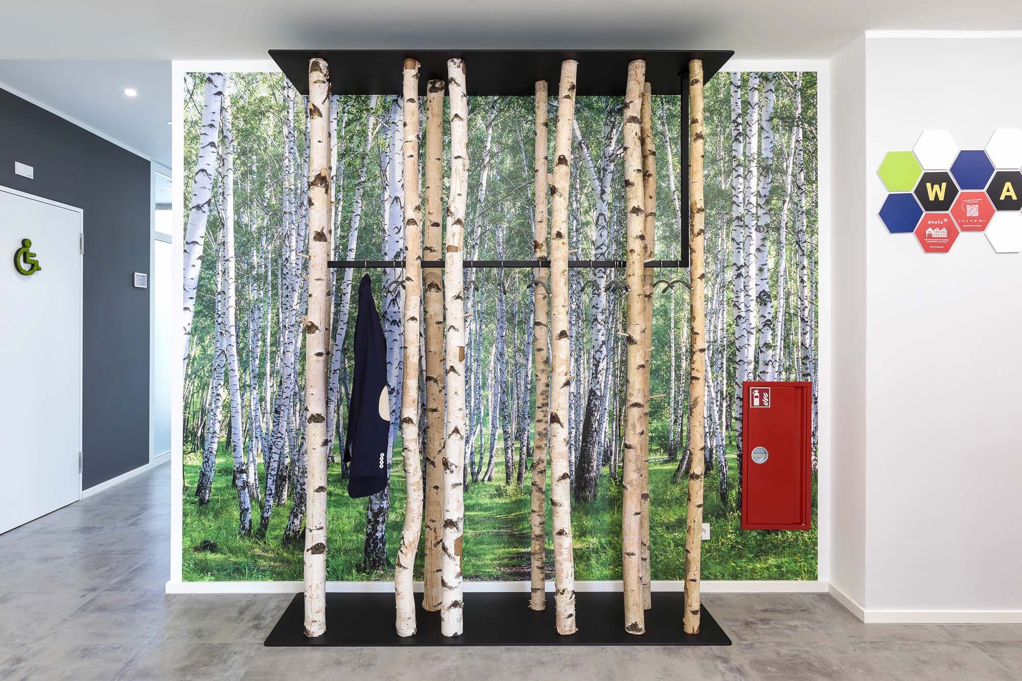 Garderobenbereich mit Birkenwald-Fototapete in der Stadtsparkasse Bocholt, Stadtsparkasse Bocholt Etage 3