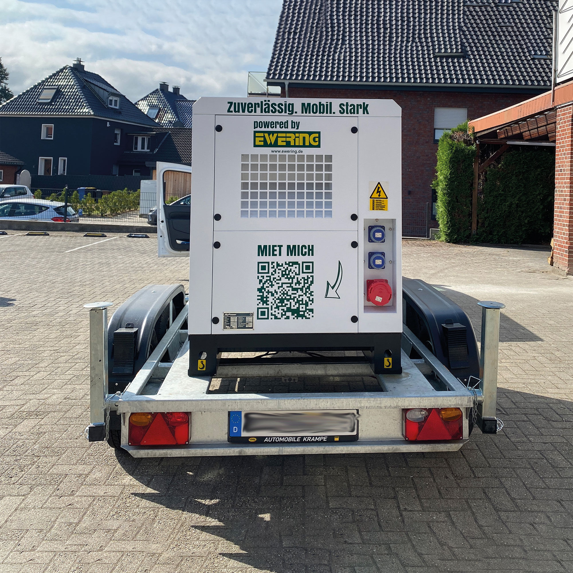 Stromaggregat von hinten auf Anhänger zum Transport an einem Stellplatz - Stromaggregat mieten
