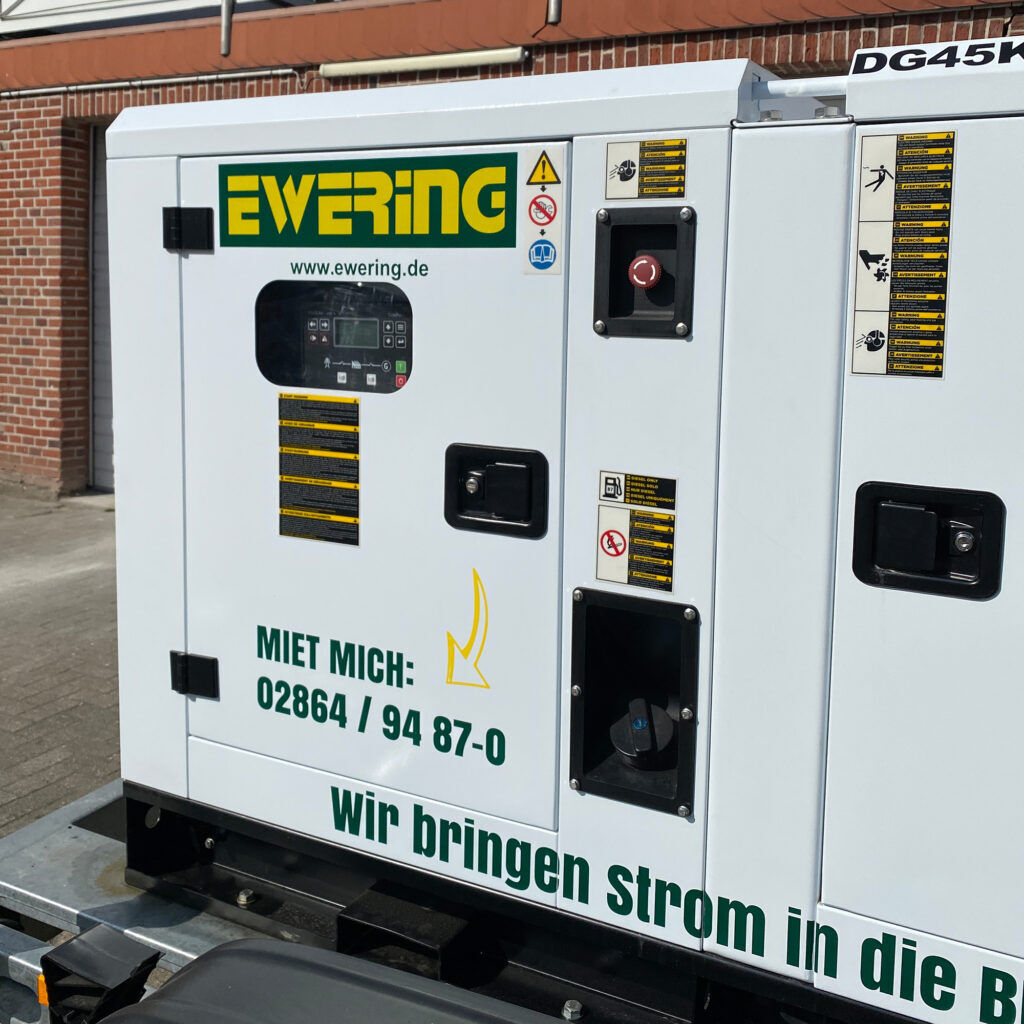 Bedienfeld des Stromaggregats mit Display, Schaltern und Anschlüssen im Detail - Stromaggregat mieten