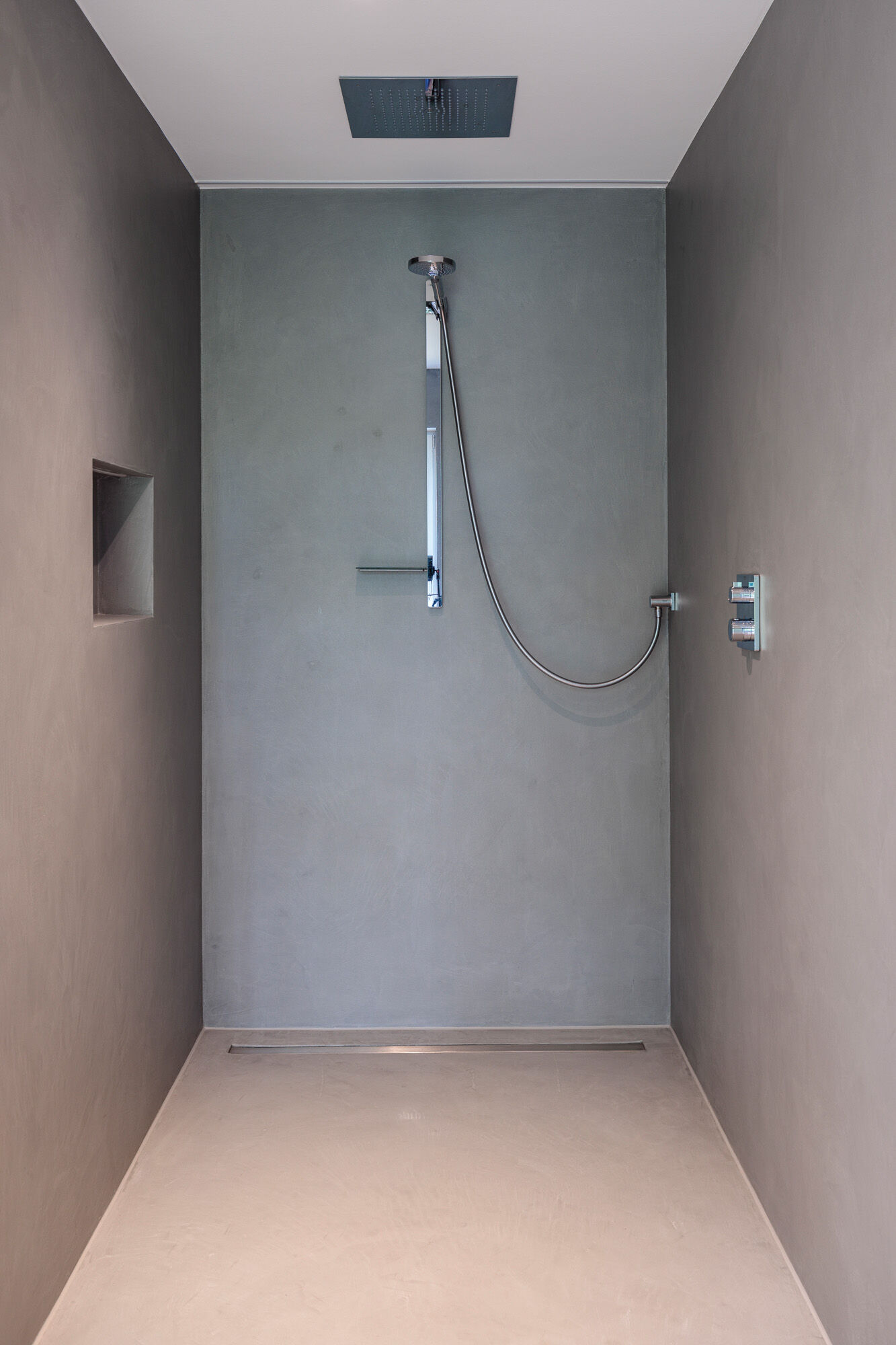 Fugenlose Dusche mit Frescolori-Spachteltechnik und integriertem Bodenablauf - Fugenloses Bad