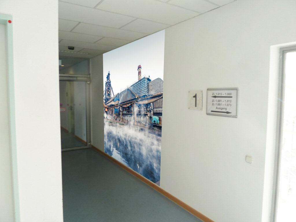 Fototapete mit Industriemotiv im Flur der Agentur für Arbeit Dortmund - Grafikdesign Fototapete