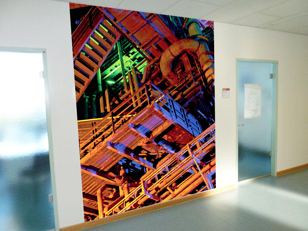 Bunte Industrieanlagen-Fototapete in einem Bürogang als Wandgestaltung - Grafikdesign Fototapete