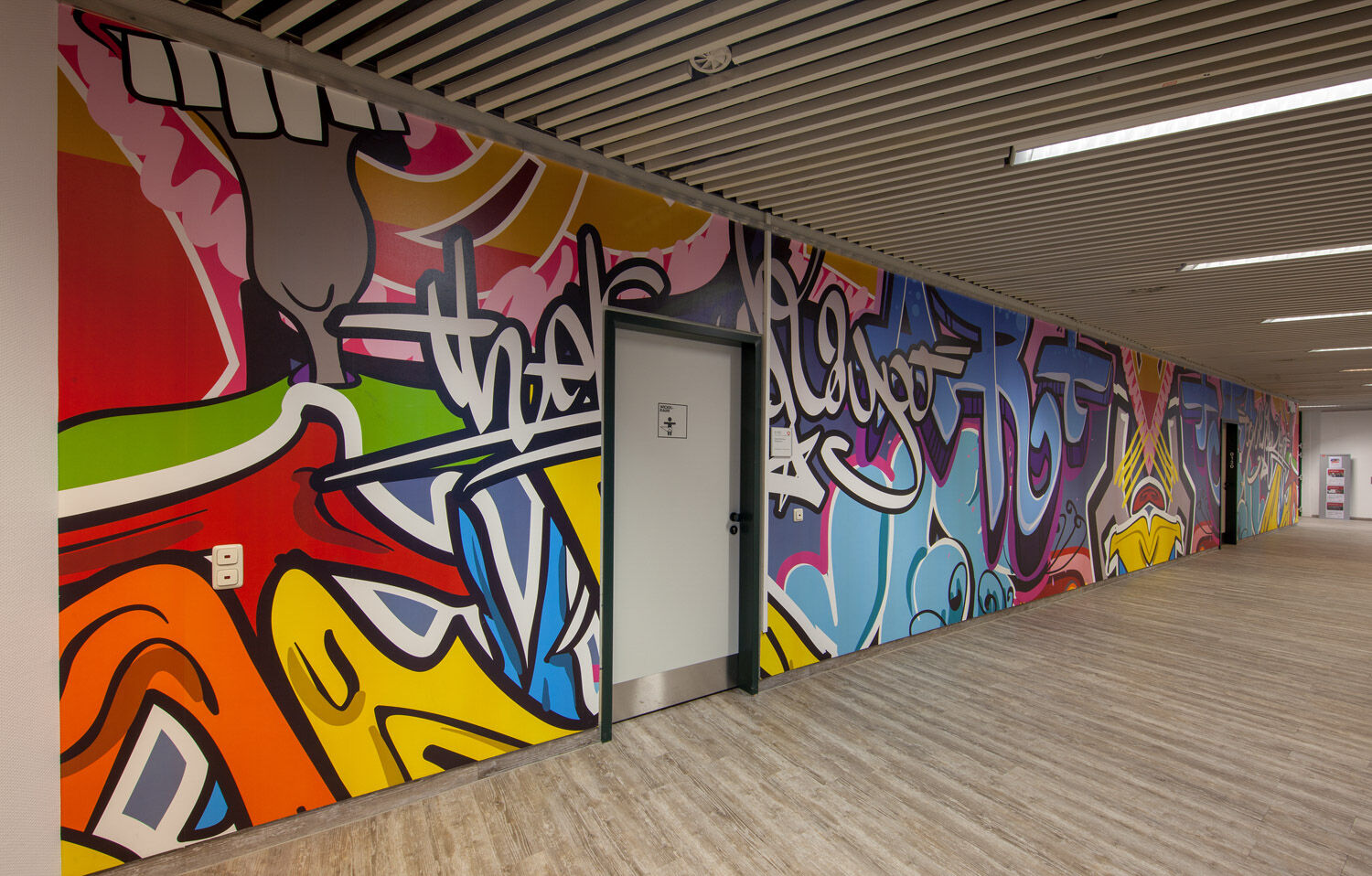 Bunte Graffiti-Fototapete entlang Bürowand der Agentur für Arbeit Essen - Grafikdesign Fototapete