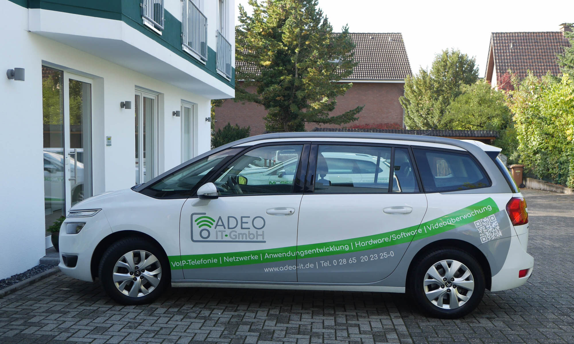Citroen-Servicewagen der ADEO IT mit grüner Folierung und Logo - Grafikdesign Fahrzeugbeschriftung