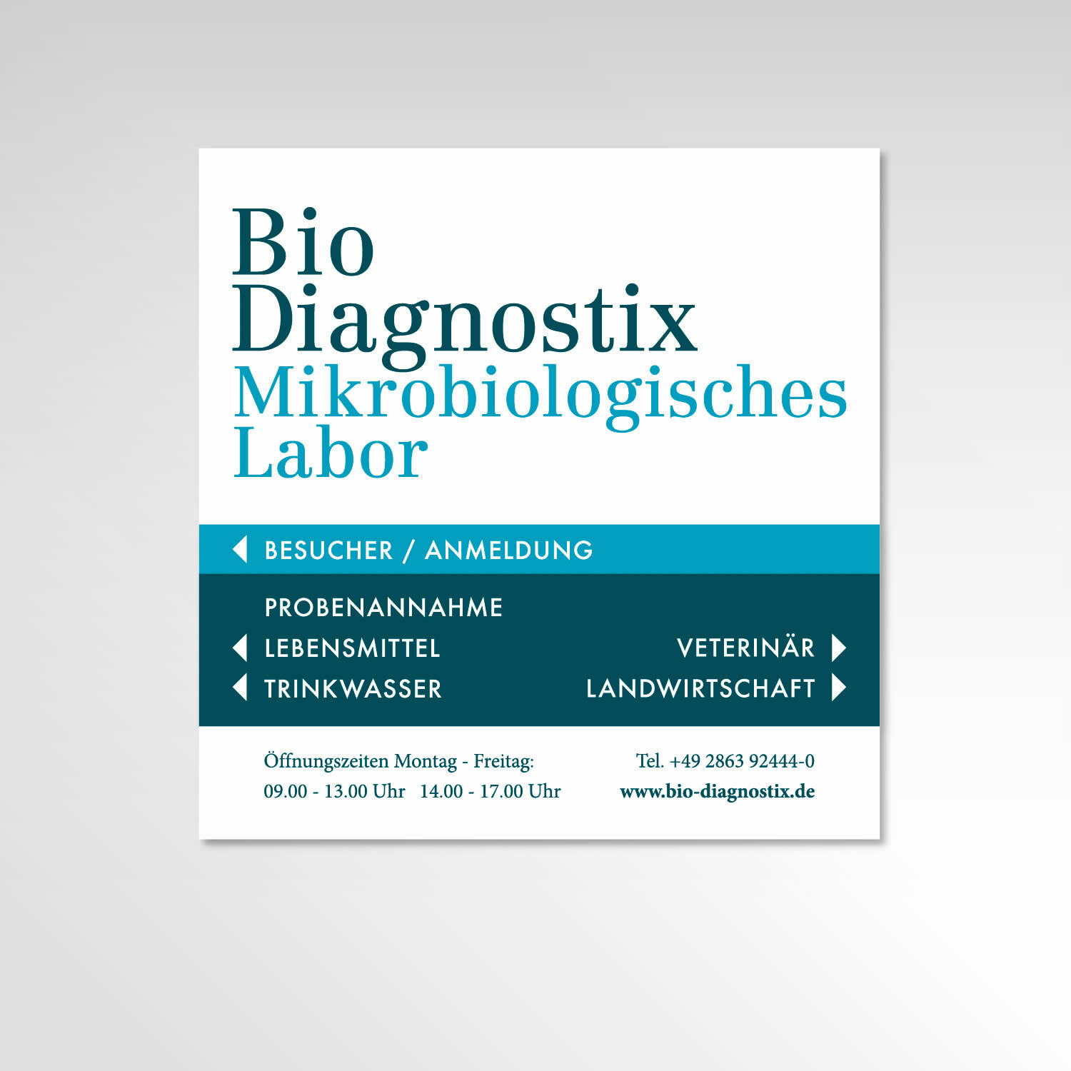 Werbeschild der Bio Diagnostix in Petrol-Türkis mit Wegweiser-Layout - Grafikdesign Werbetechnik Werbeschild