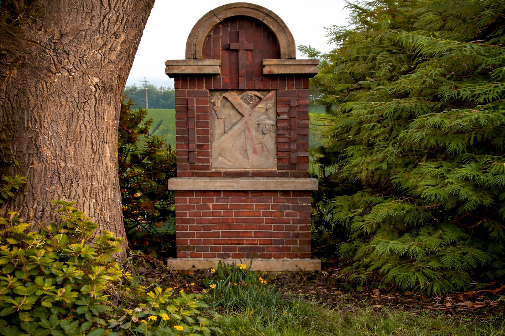 Religiöser Klinker-Bildstock vollständig gereinigt nach Graffitientfernung - Graffitientfernung
