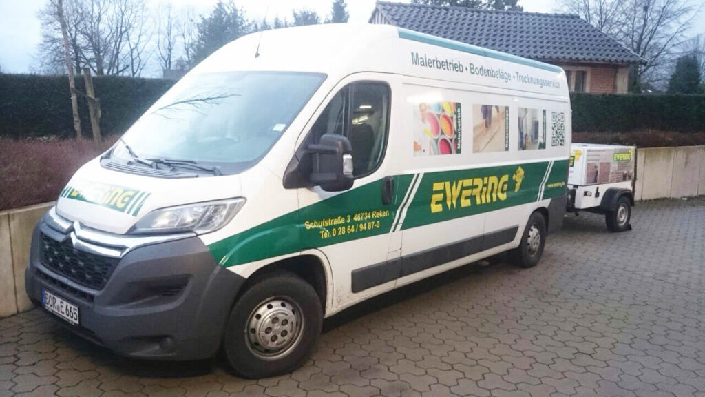 Servicefahrzeug von Ewering mit angehängter Technik für Untergrundreinigung im Außeneinsatz