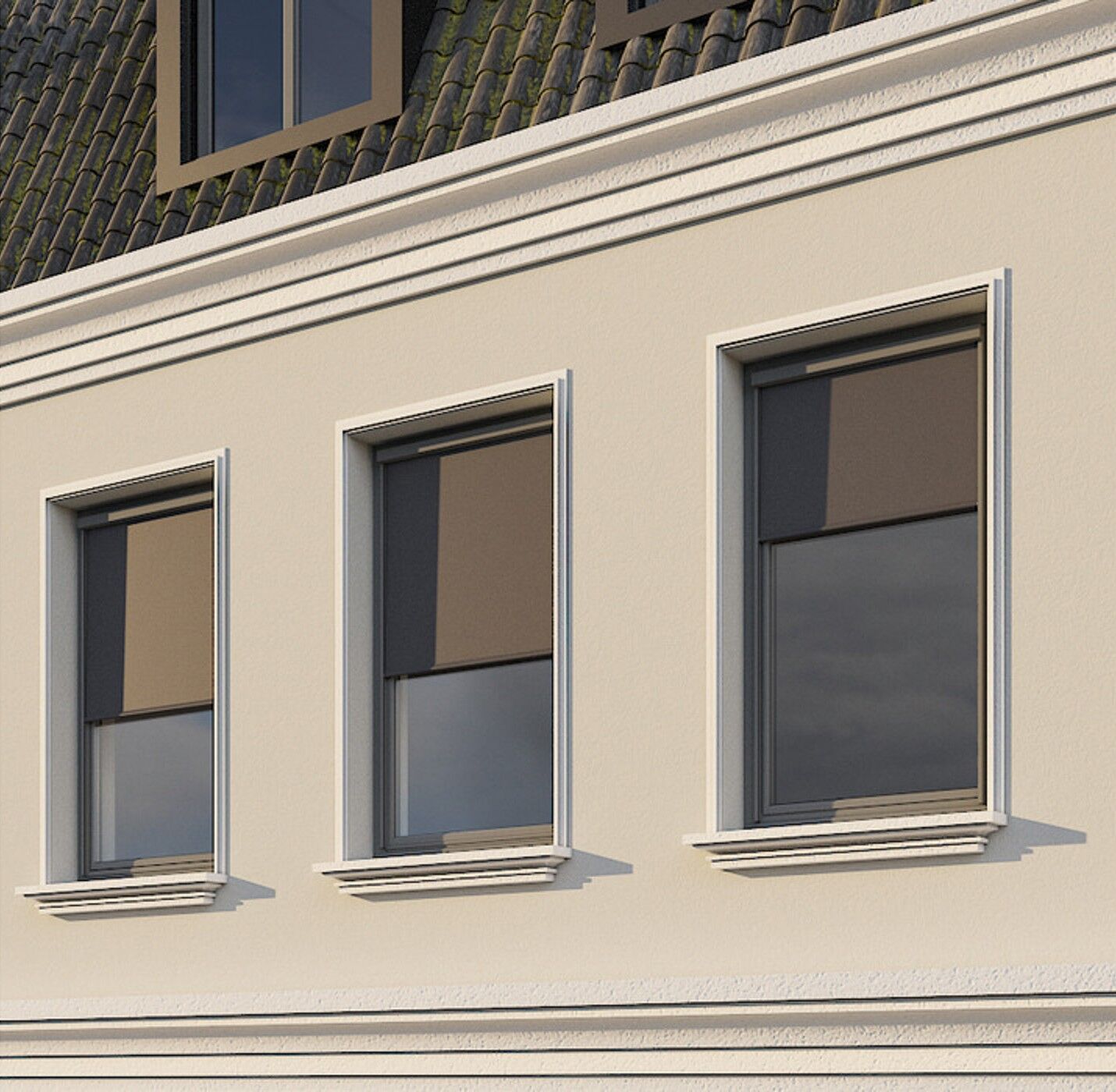 Drei MHZ-Außenrollos halb heruntergelassen an Fenstern einer cremefarbenen Hausfassade - Raumausstattung